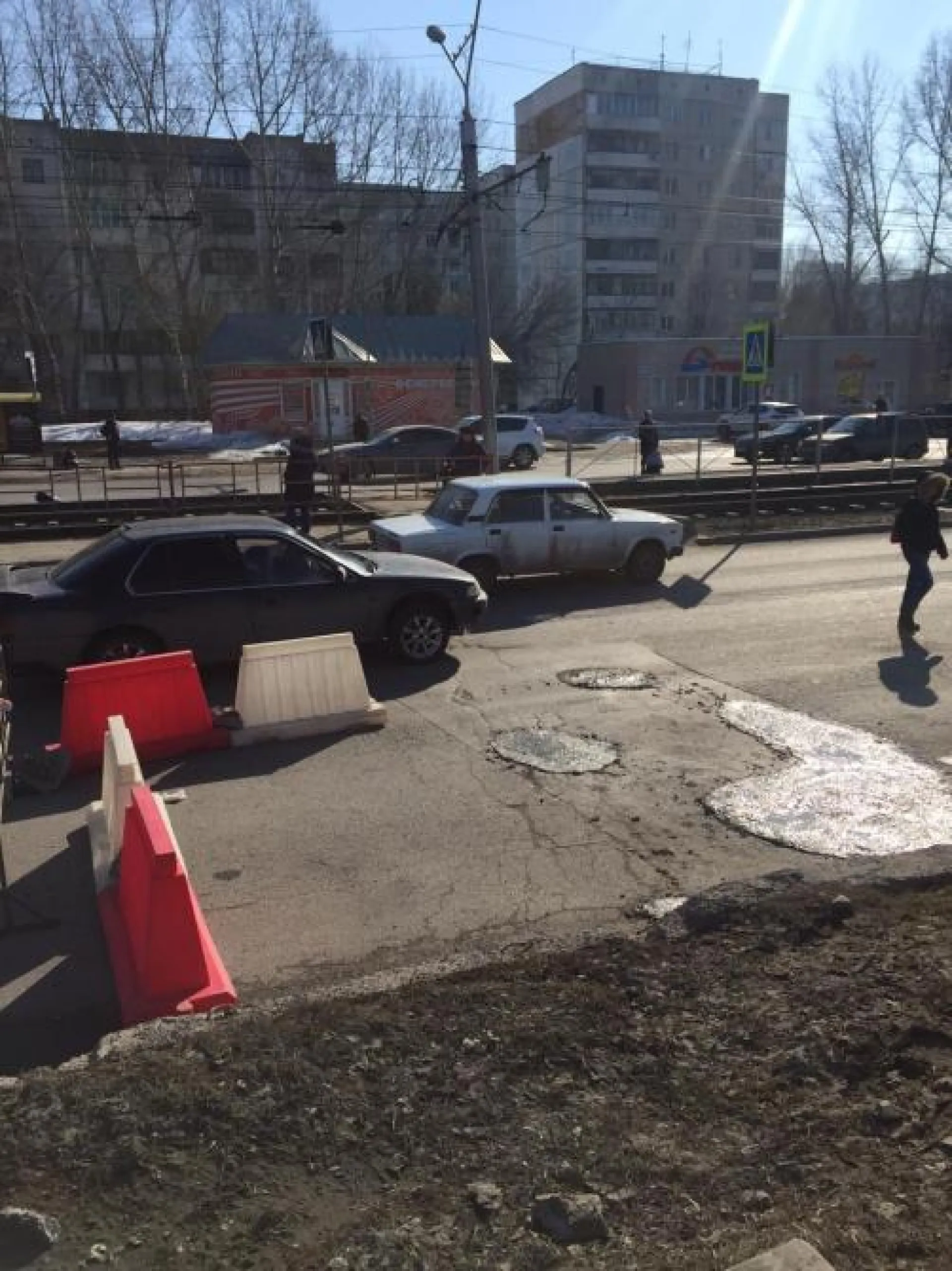 Движение ограничили на участке дороги в Барнауле Движение ограничили на участке дороги в Барнауле