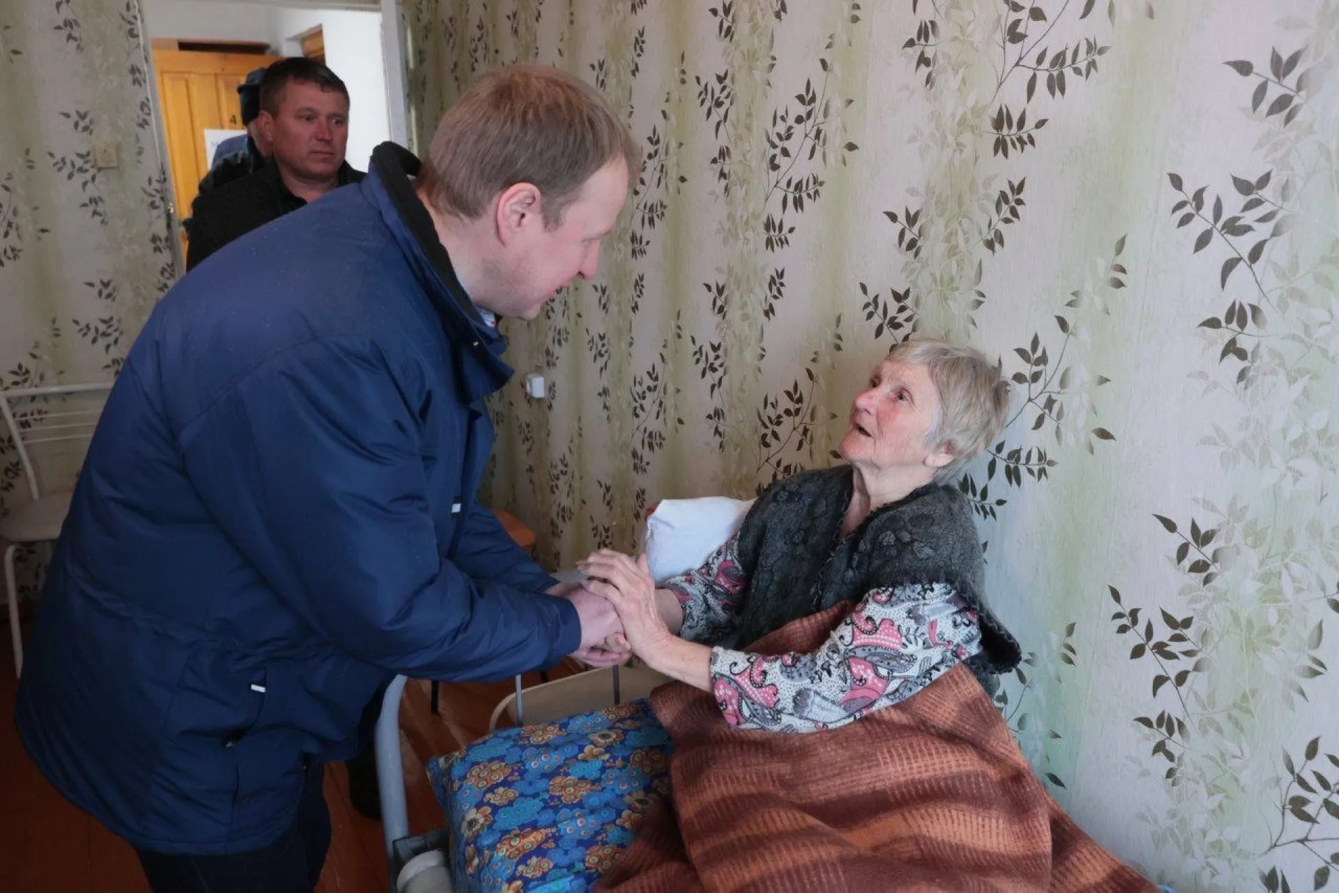 Губернатор Виктор Томенко пообщался с пострадавшими от паводка жителями Алтайского края Губернатор Виктор Томенко пообщался с пострадавшими от паводка жителями Алтайского края