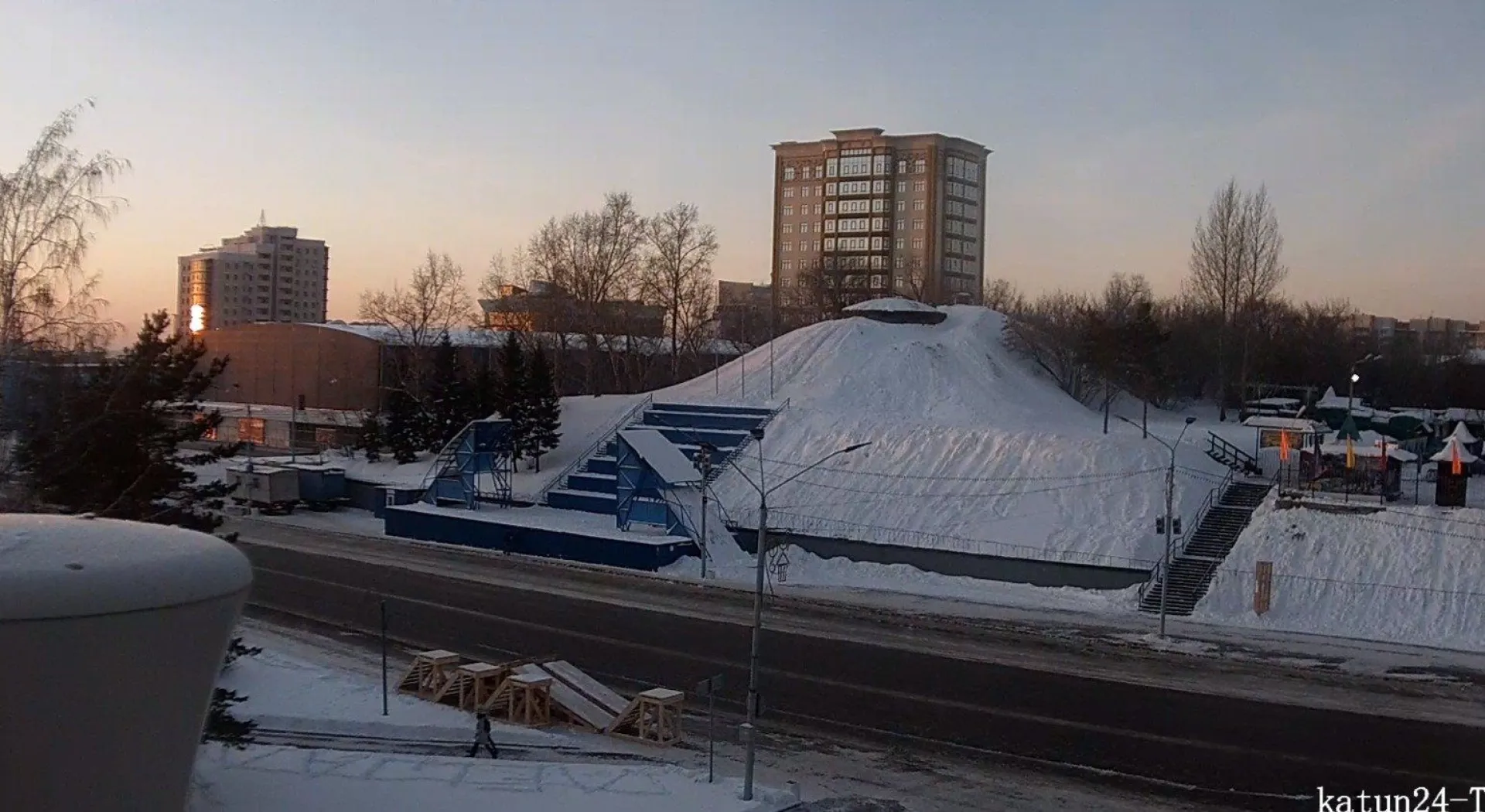 Веб-камеры К24: строительство новогоднего городка началось в Барнауле Веб-камеры К24: строительство новогоднего городка началось в Барнауле
