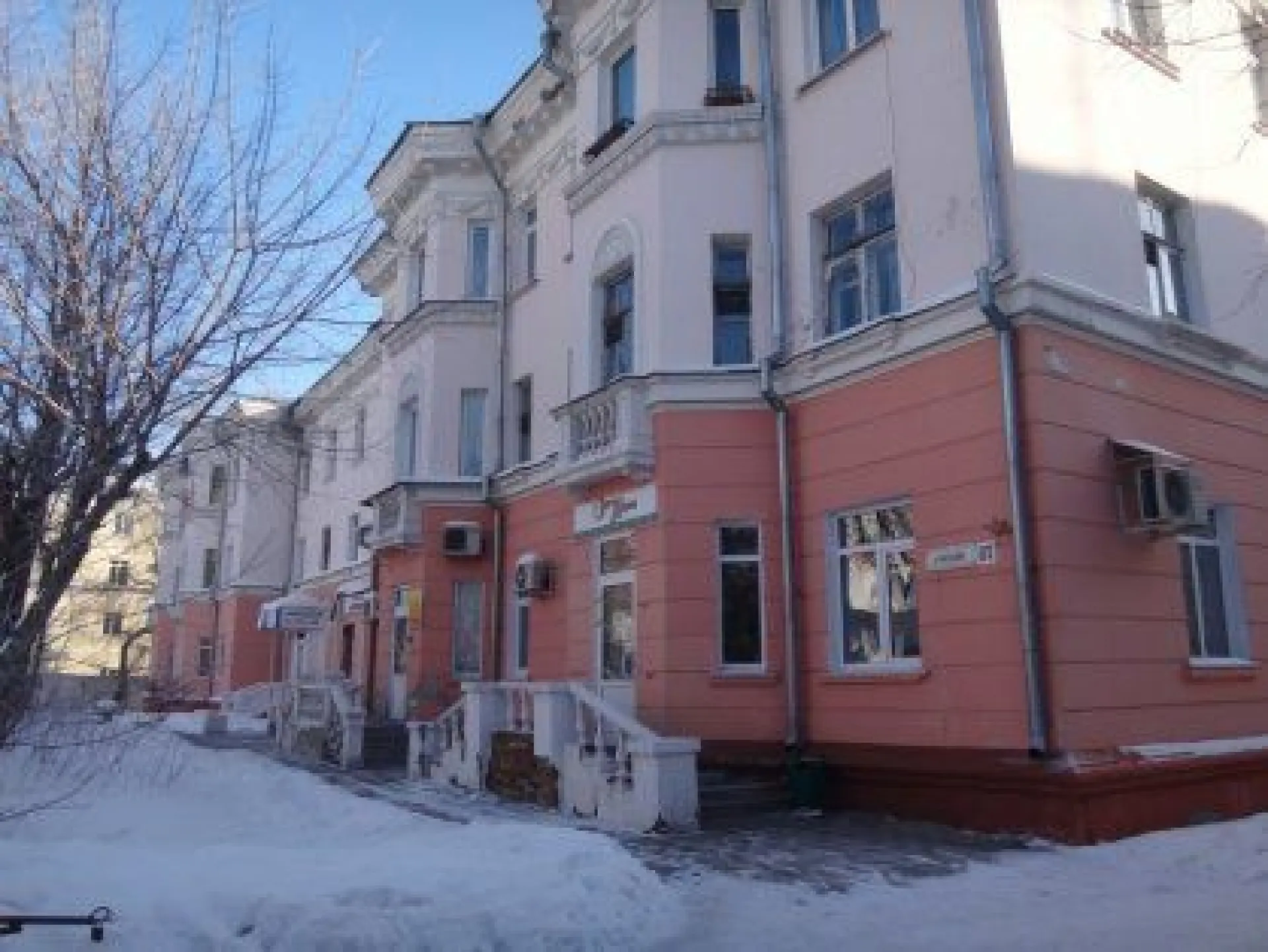 Лёд упал с крыши дома на подростков в Барнауле Лёд упал с крыши дома на подростков в Барнауле