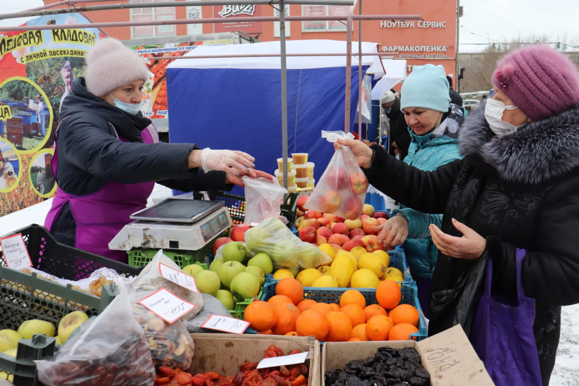 В Барнауле подсчитали, сколько денег потратили горожане на первых продуктовых ярмарках 2022 года В Барнауле подсчитали, сколько денег потратили горожане на первых продуктовых ярмарках 2022 года
