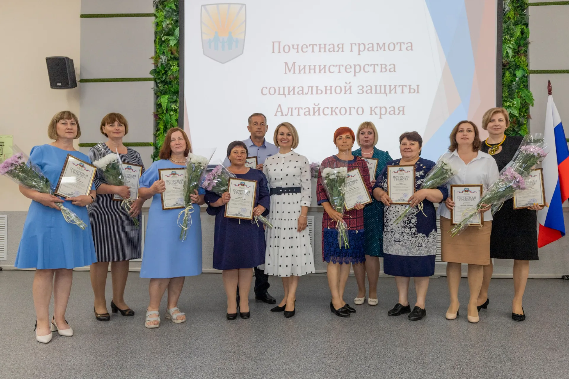 Виктор Томенко поздравил сотрудников социальной сферы Виктор Томенко поздравил сотрудников социальной сферы