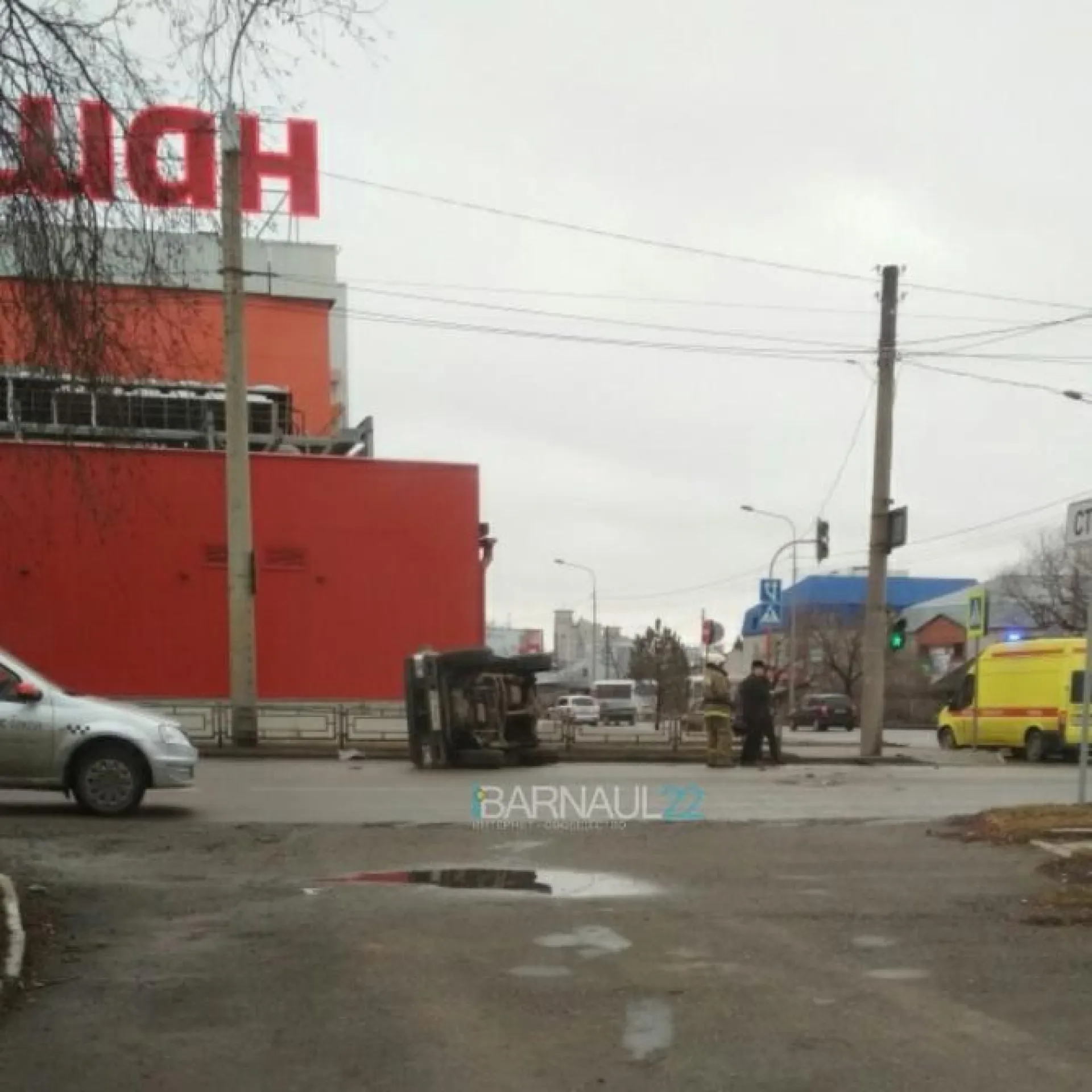 Автомобиль такси перевернулся набок в результате ДТП в Барнауле