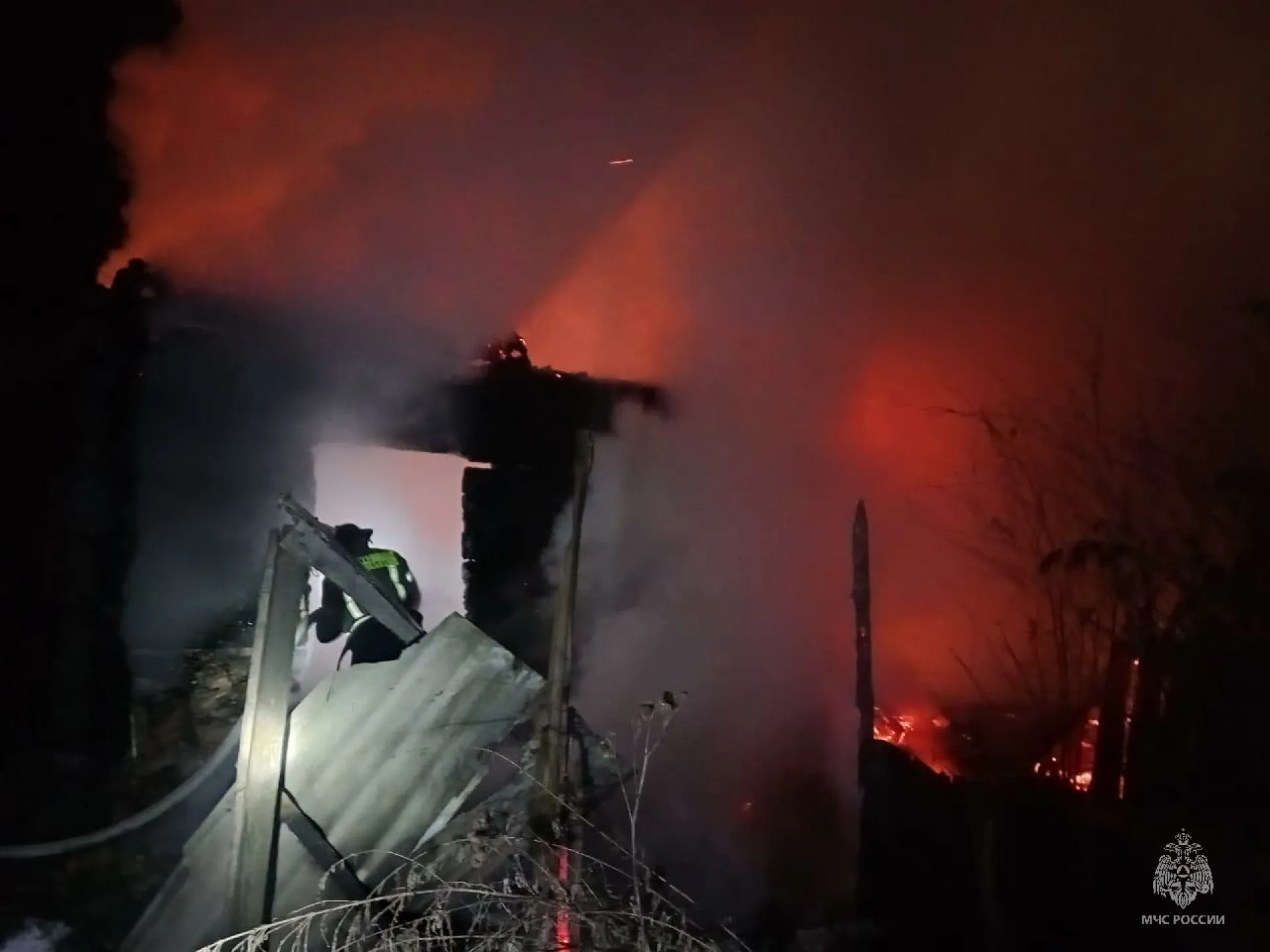 Минувшей ночью в Алтайском крае при пожарах погибли 2 человека Минувшей ночью в Алтайском крае при пожарах погибли 2 человека