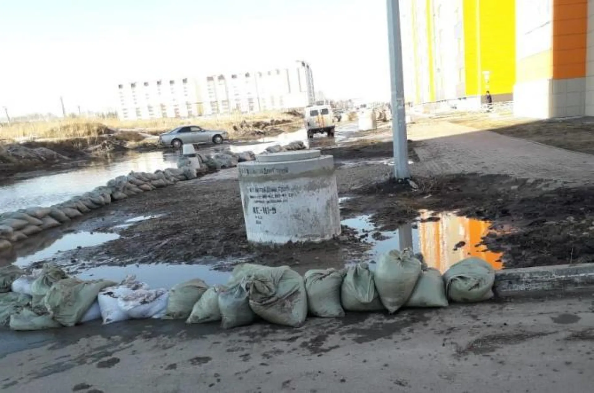 Управляющие компании борются с паводковыми водами в районе новостроек в Барнауле Управляющие компании борются с паводковыми водами в районе новостроек в Барнауле