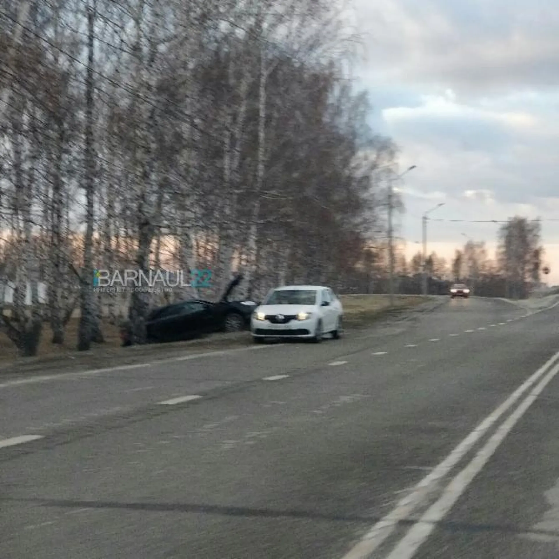 Автомобиль снёс столб в Барнауле 