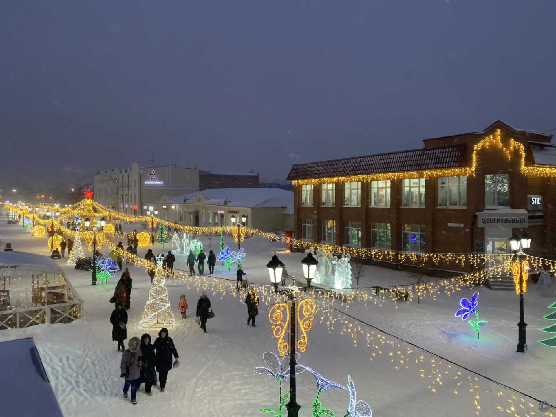 Новогодний городок достроили в Барнауле Новогодний городок достроили в Барнауле