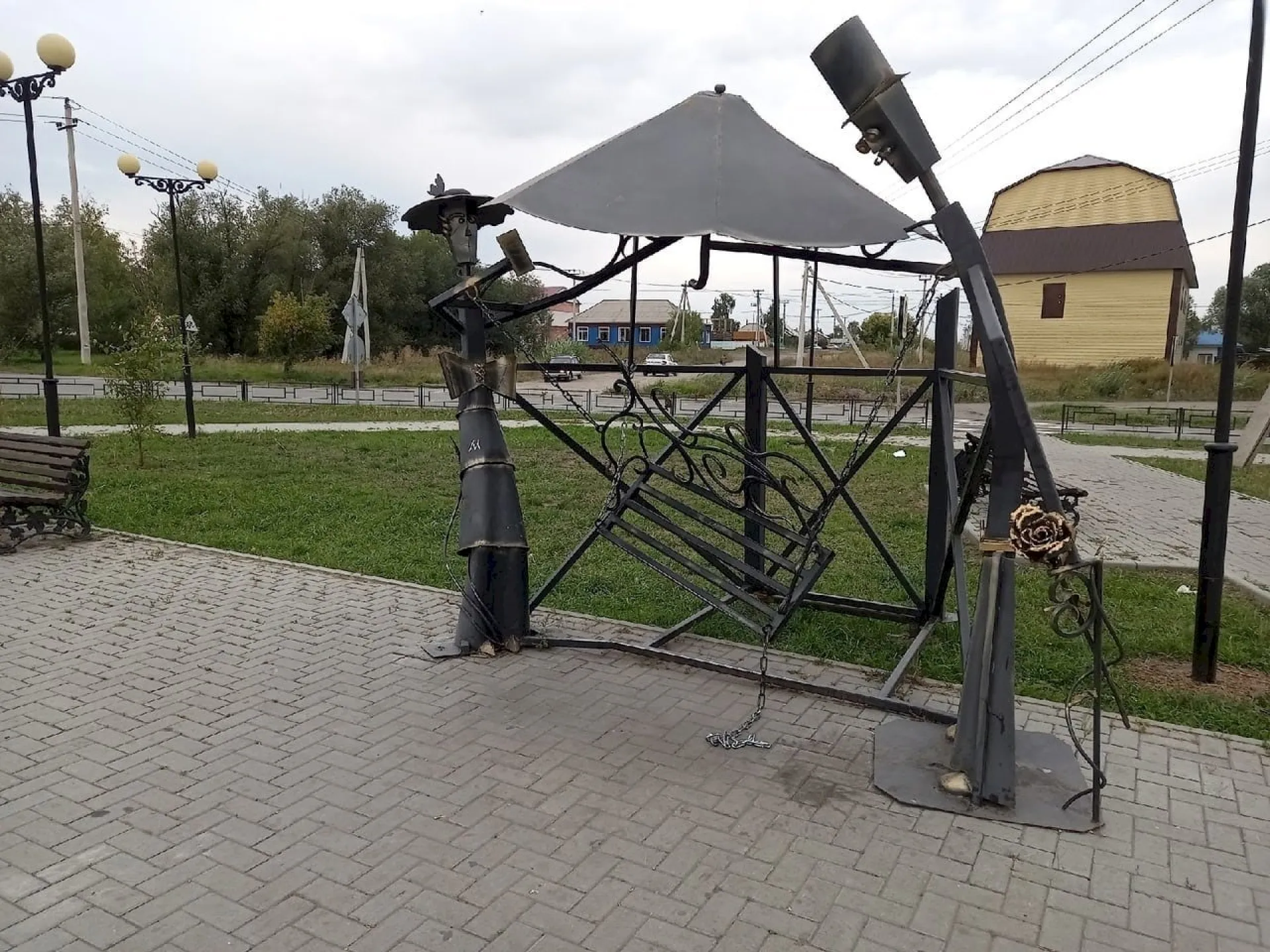 В Камне-на-Оби хулиганы сломали кованые качели В Камне-на-Оби хулиганы сломали кованые качели