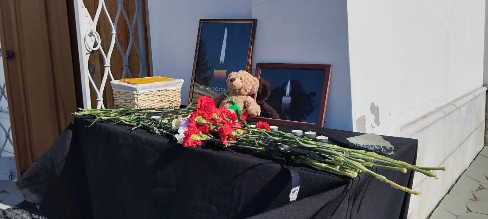 Жители Алтайского края несут цветы к стихийным мемориалам, чтобы почтить память погибших в теракте в Подмосковье Жители Алтайского края несут цветы к стихийным мемориалам, чтобы почтить память погибших в теракте в Подмосковье