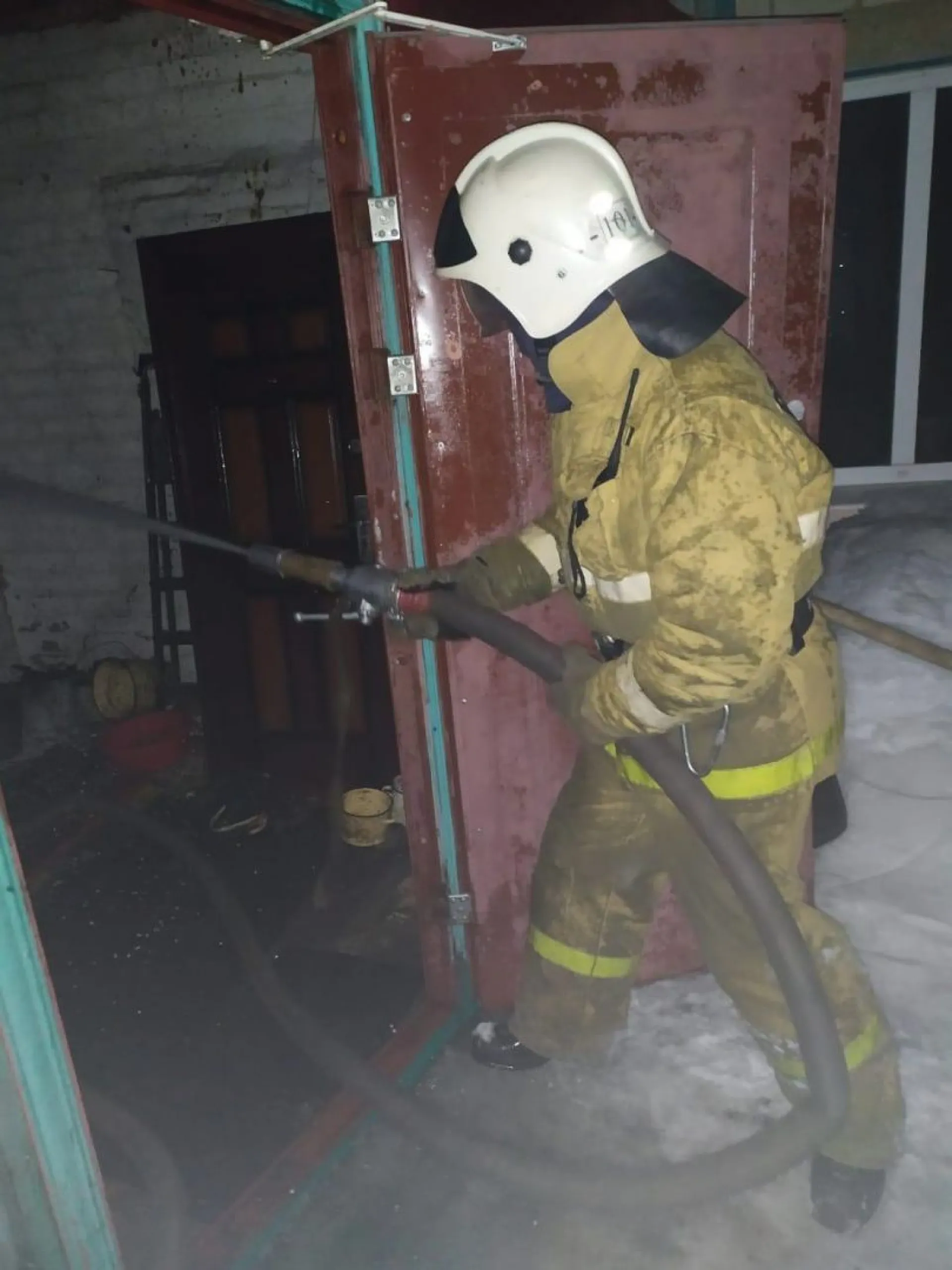 Соседи спасли двоих детей при пожаре в Троицком районе Соседи спасли двоих детей при пожаре в Троицком районе