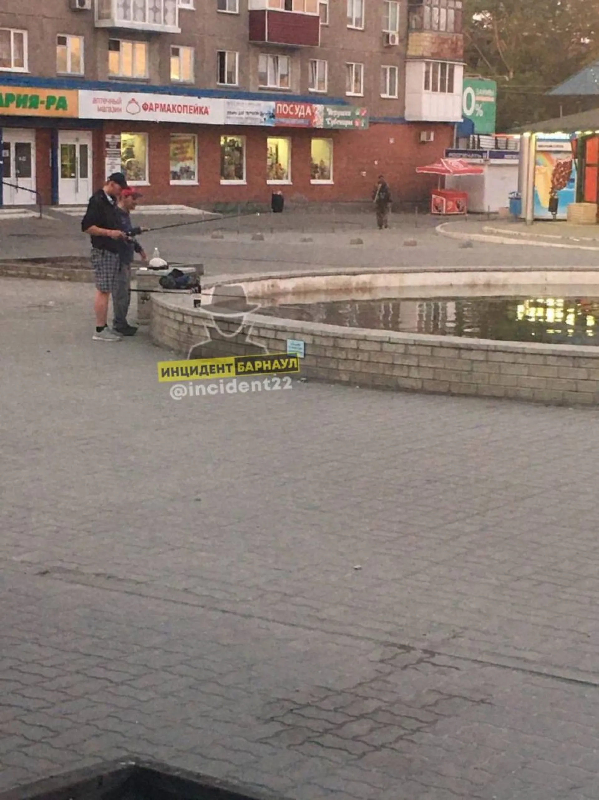 Двое барнаульцев рыбачили в фонтане Двое барнаульцев рыбачили в фонтане