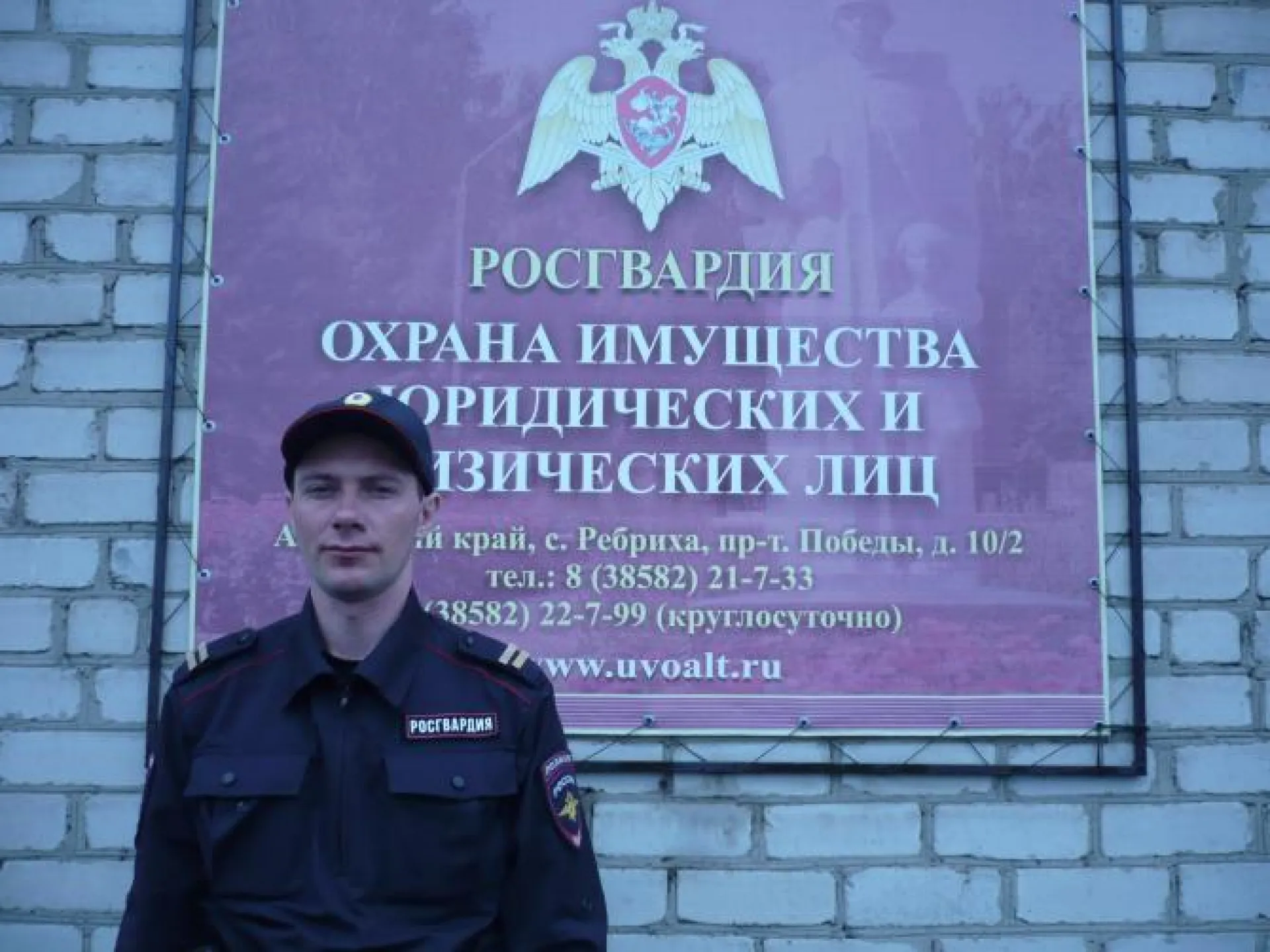 Сотрудник Росгвардии спас провалившегося под лед рыбака в Алтайском крае Сотрудник Росгвардии спас провалившегося под лед рыбака в Алтайском крае