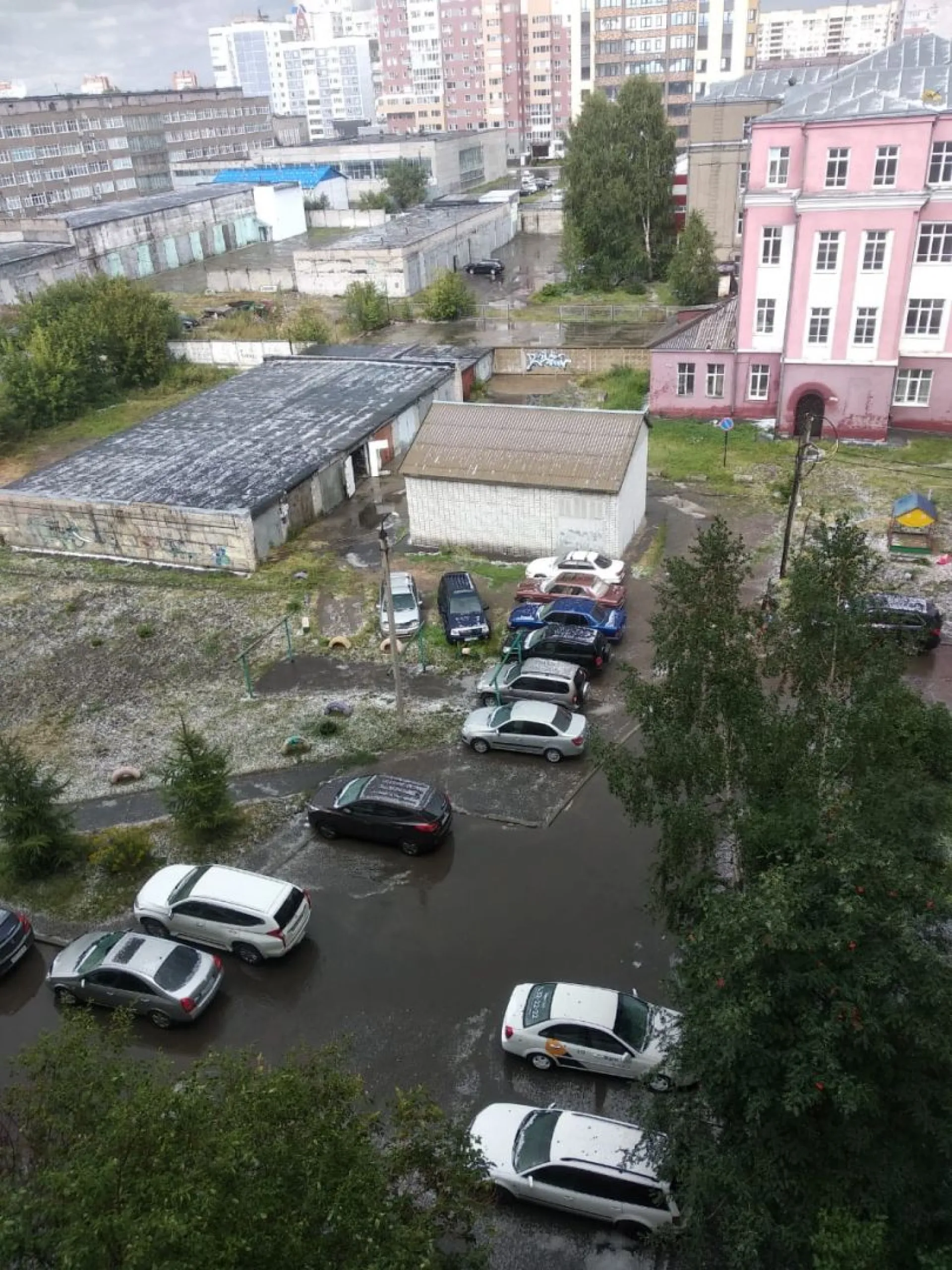 Сугробы из града: в Барнауле продолжает бушевать непогода Сугробы из града: в Барнауле продолжает бушевать непогода