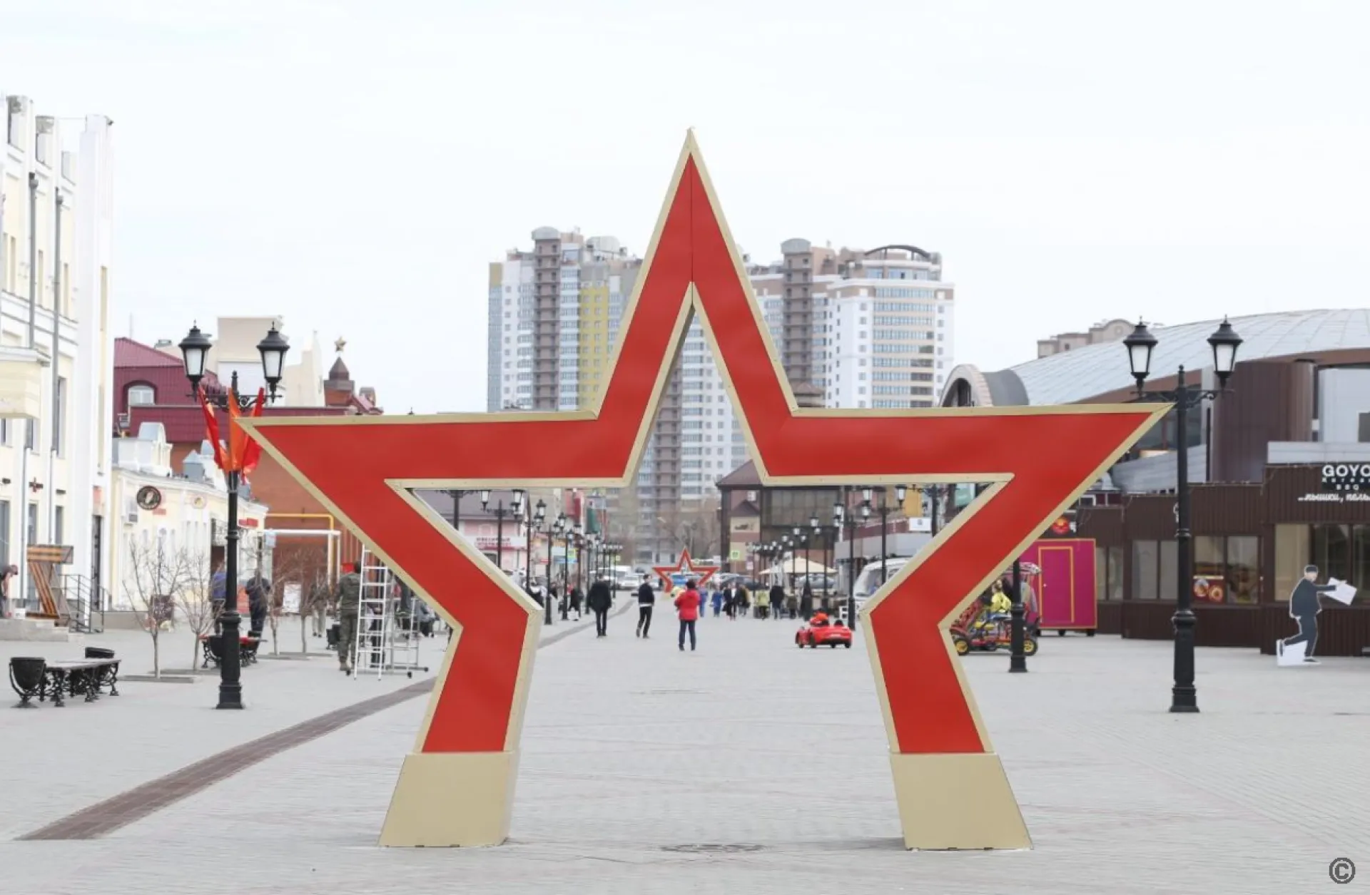 Улицу Мало-Тобольскую в Барнауле впервые украсили к майским праздникам Улицу Мало-Тобольскую в Барнауле впервые украсили к майским праздникам