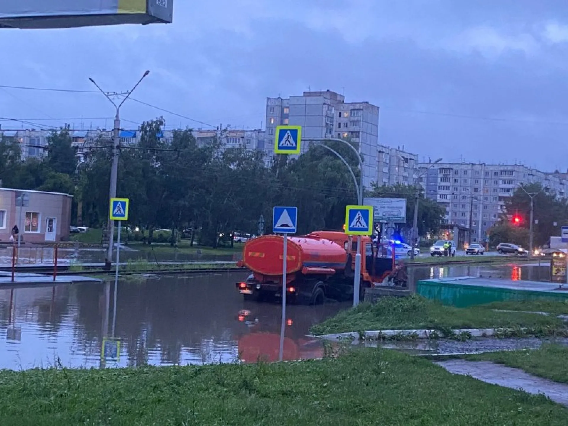 Из-за подтопления перекрыли улицу в Барнауле