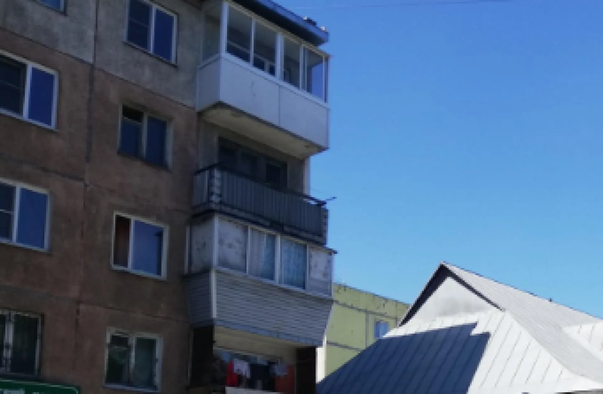 Полуторагодовалая девочка выпала из окна многоэтажки в Барнауле