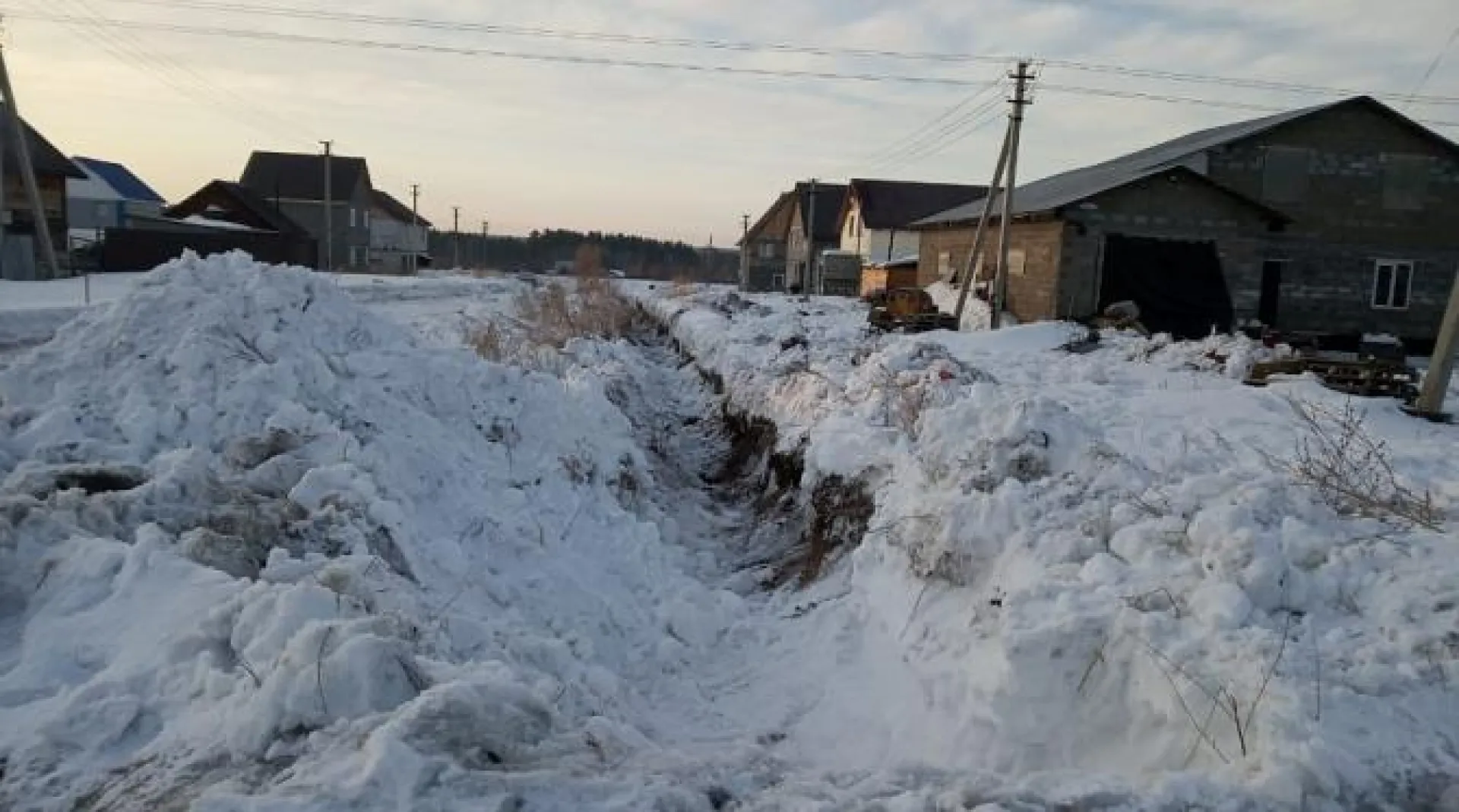Каналы для пропуска талых и паводковых вод расчищают в Барнауле