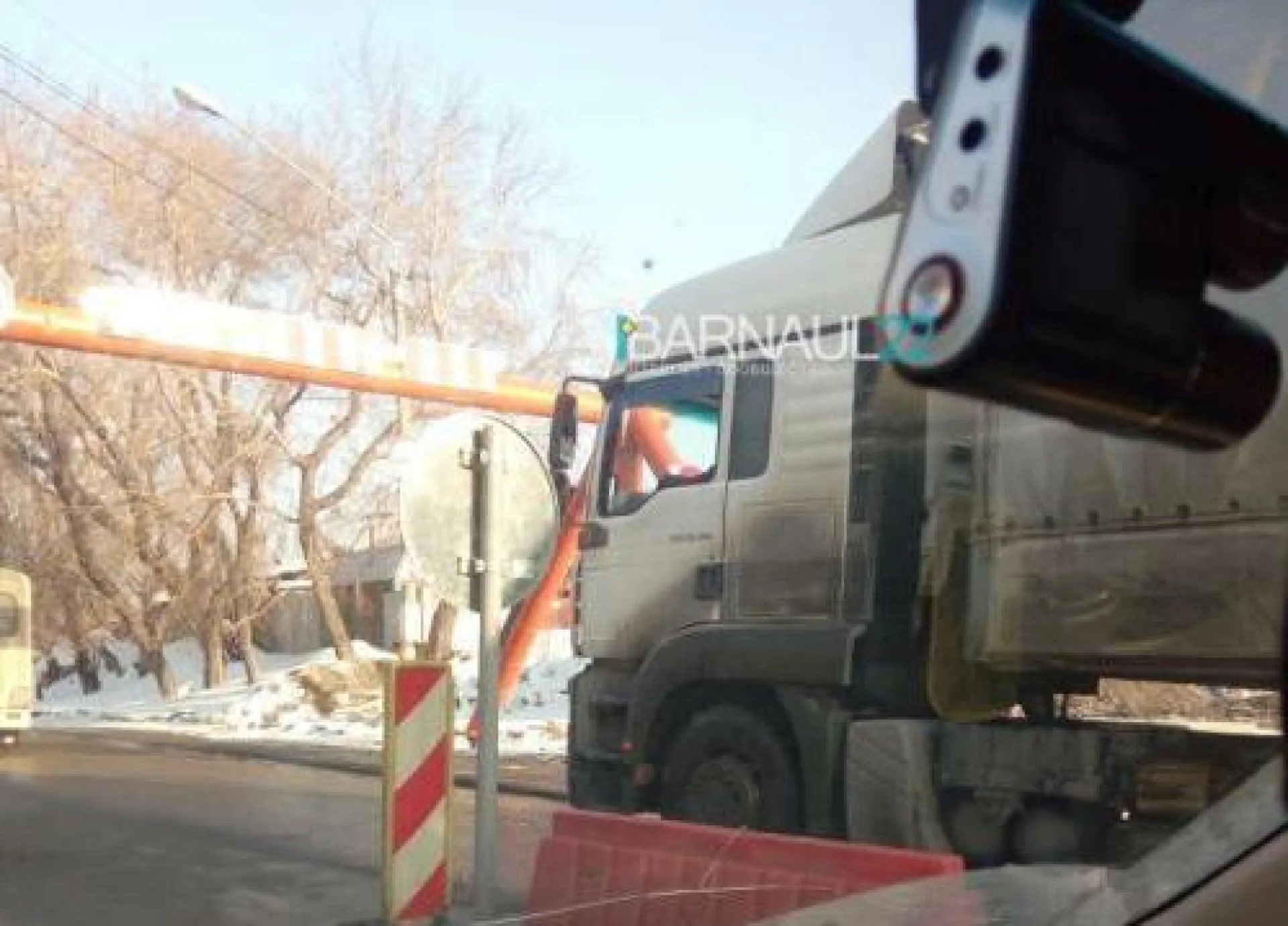 Фура снова сбила ограничительную рамку на Старом мосту в Барнауле