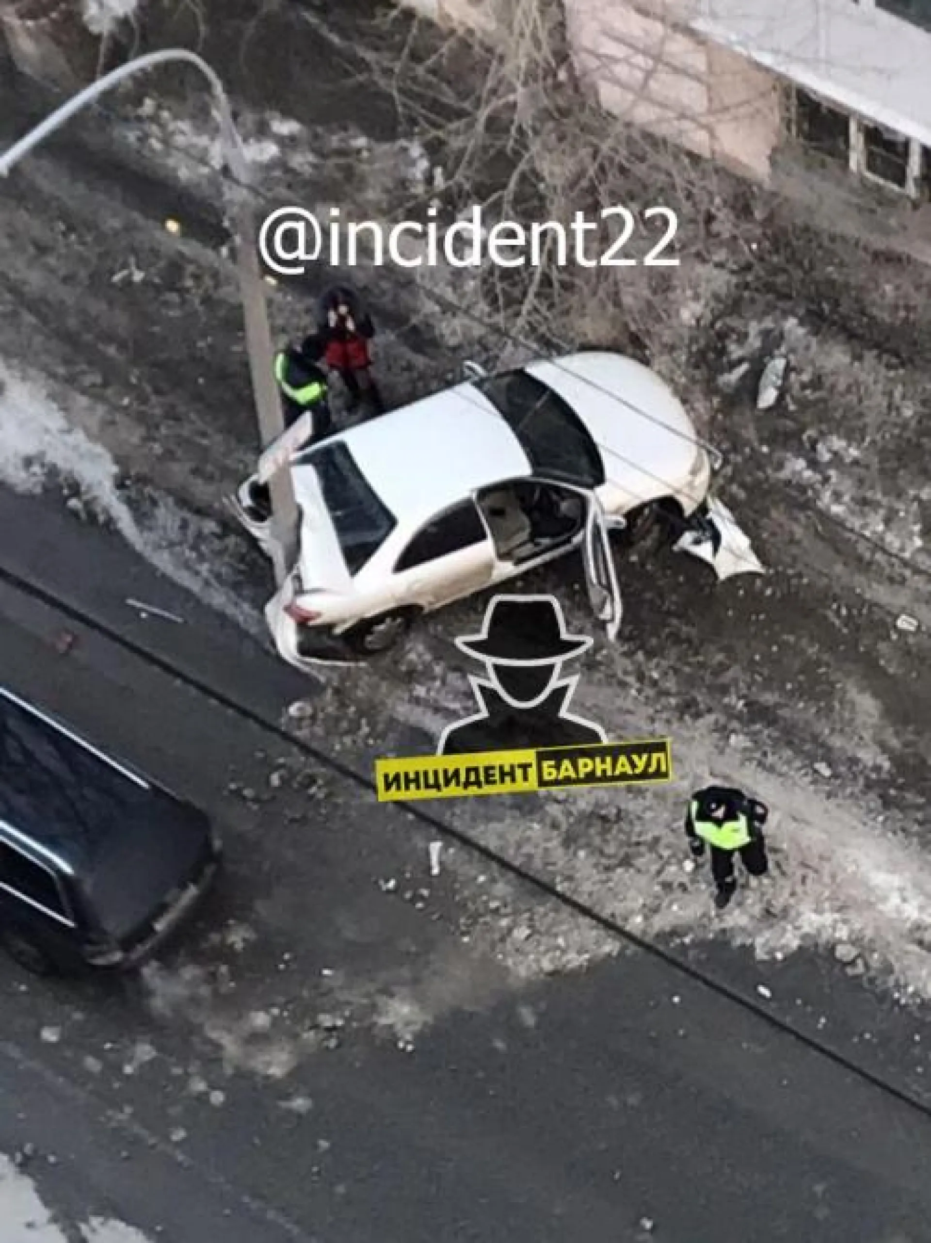 Водитель иномарки врезался в столб, пытаясь скрыться от ДПС в Барнауле