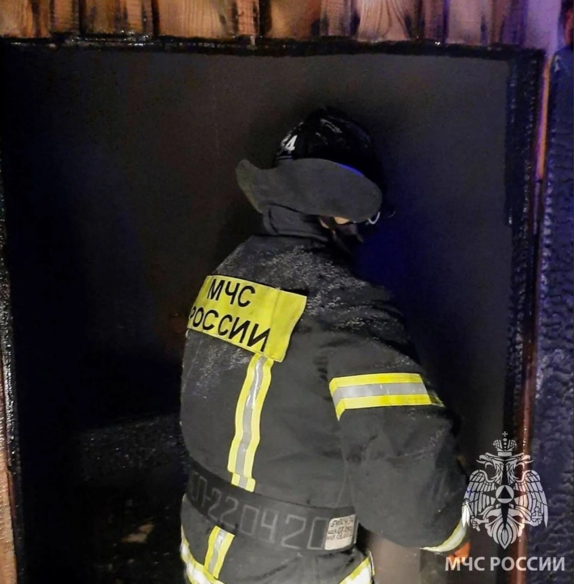 Сотрудники МЧС потушили пожар и спасли мать с двумя детьми в Алтайском крае Сотрудники МЧС потушили пожар и спасли мать с двумя детьми в Алтайском крае