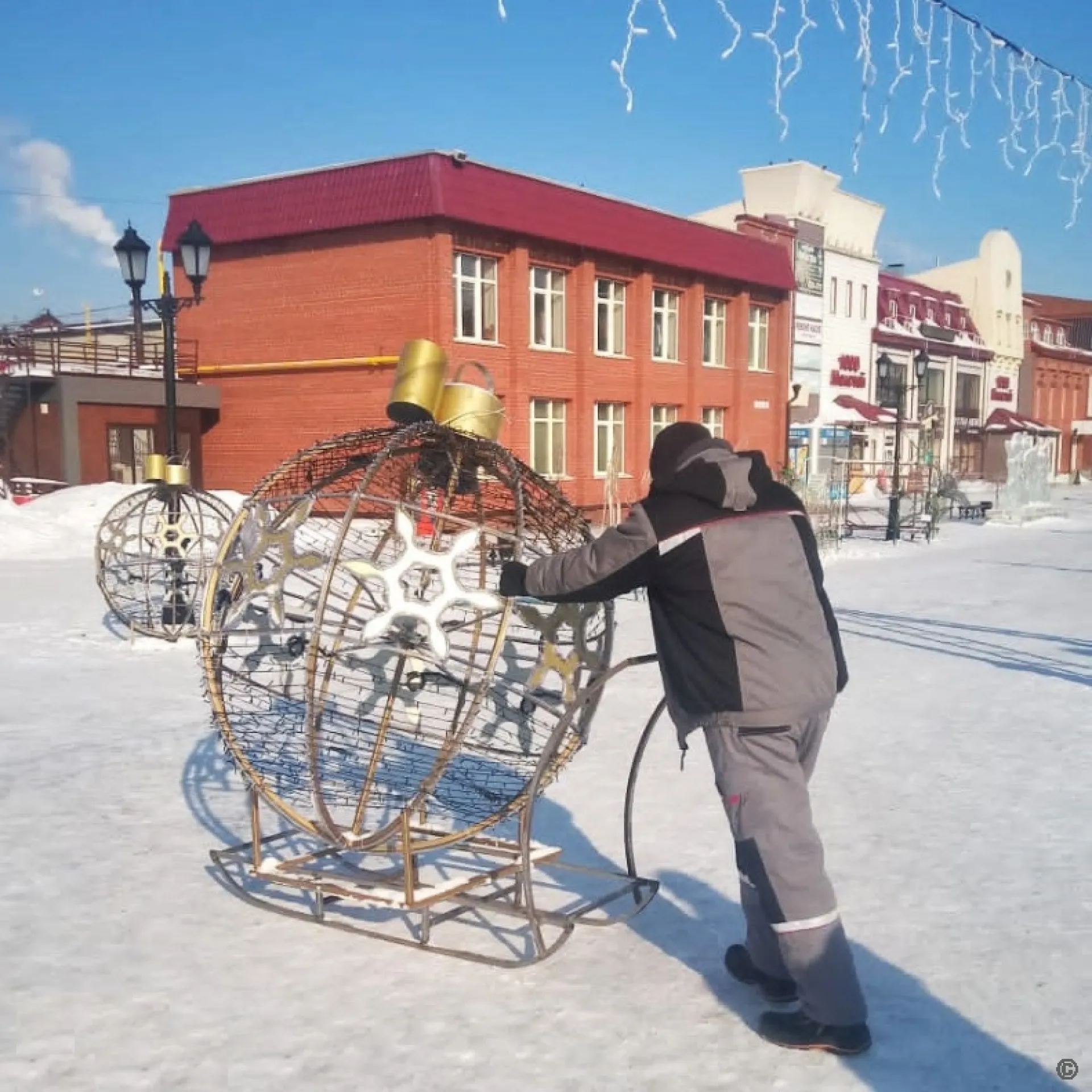 Снежный городок на пешеходной улице демонтируют в Барнауле Снежный городок на пешеходной улице демонтируют в Барнауле