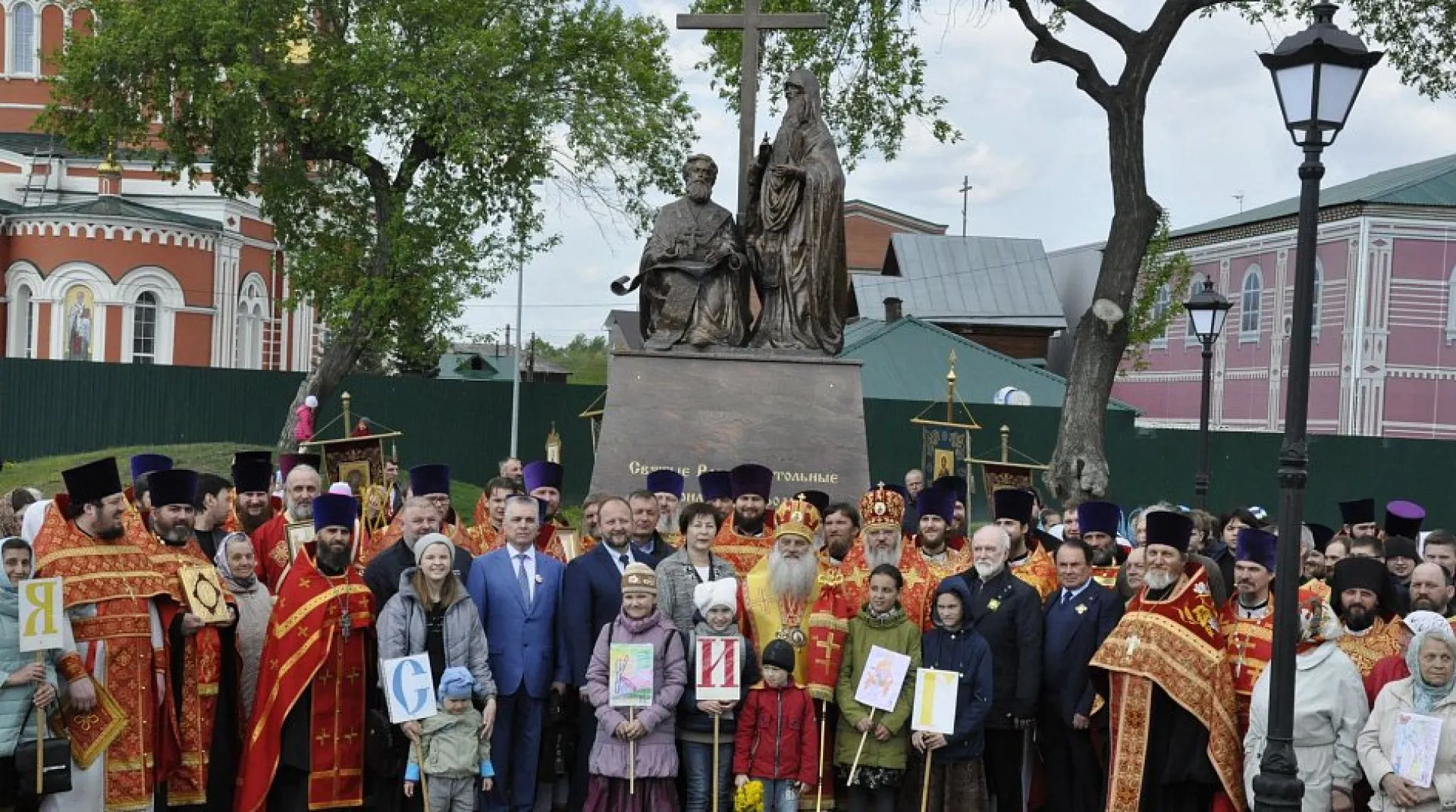Новый памятник Кириллу и Мефодию освятили в Барнауле Новый памятник Кириллу и Мефодию освятили в Барнауле