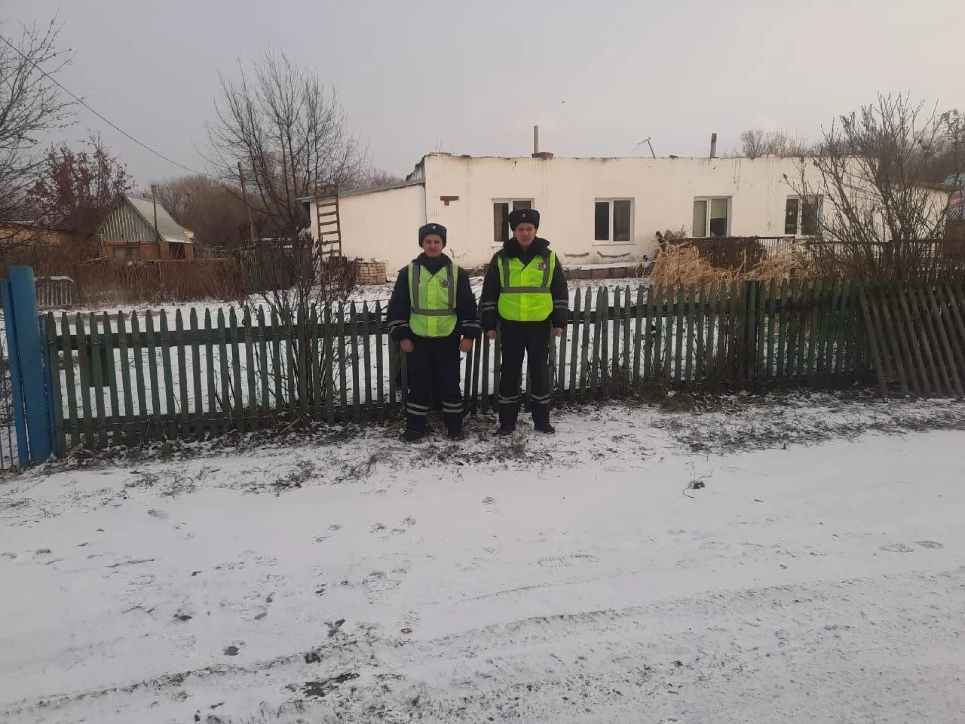 8 человек спасли полицейские из горящего дома в Топчихинском районе 8 человек спасли полицейские из горящего дома в Топчихинском районе
