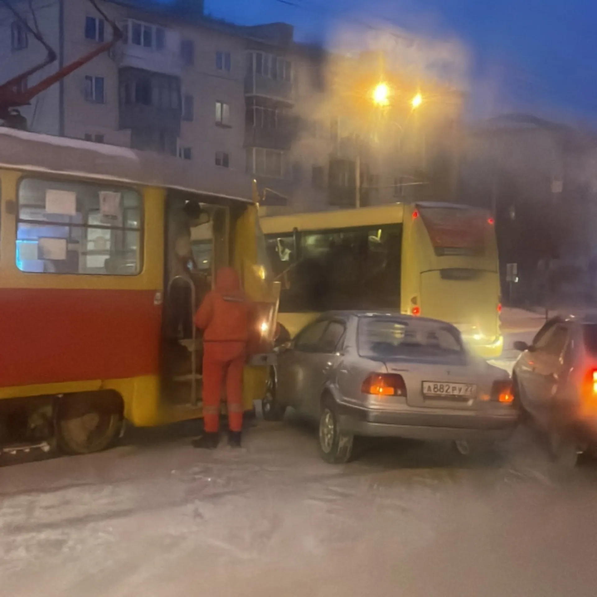 Авария с трамваем и автомобилем случилась в Барнауле Авария с трамваем и автомобилем случилась в Барнауле