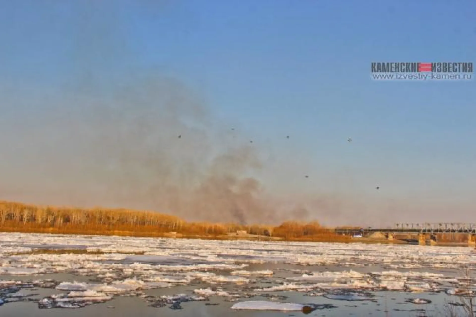 Камень-на-Оби засыпает сажей от пожара в заречье
