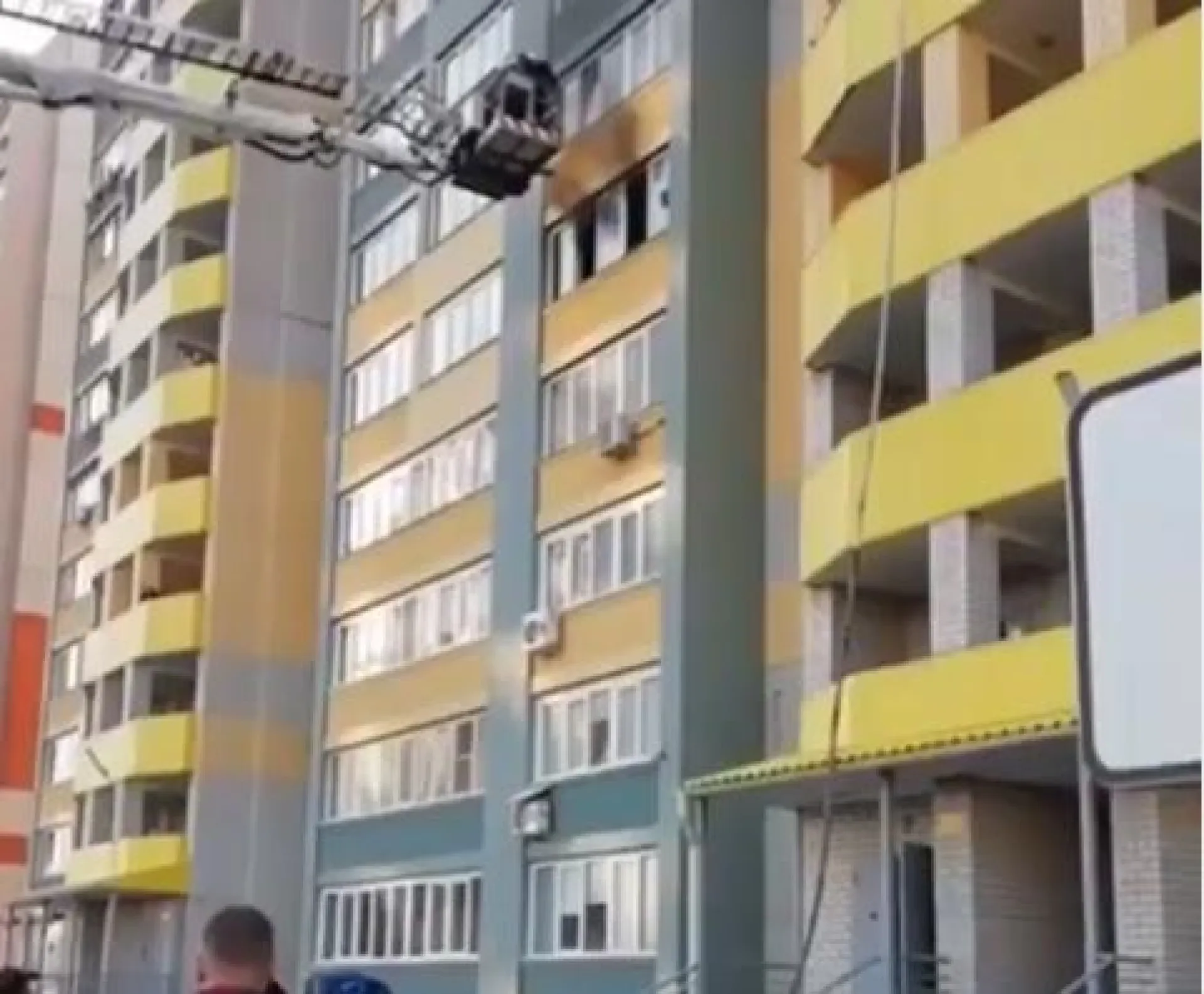 Людей эвакуировали при помощи вышки во время пожара в Барнауле