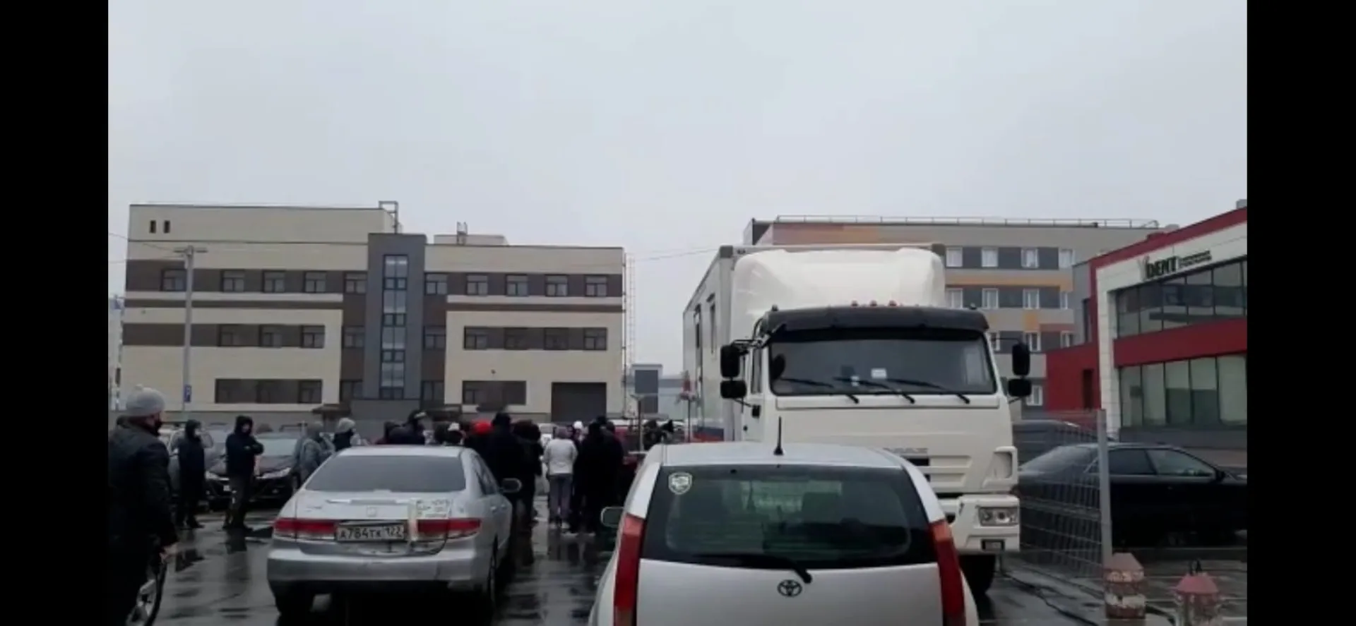 У ТРЦ «Праздничный» в Барнауле собралась толпа желающих вакцинироваться от COVID-19 У ТРЦ «Праздничный» в Барнауле собралась толпа желающих вакцинироваться от COVID-19