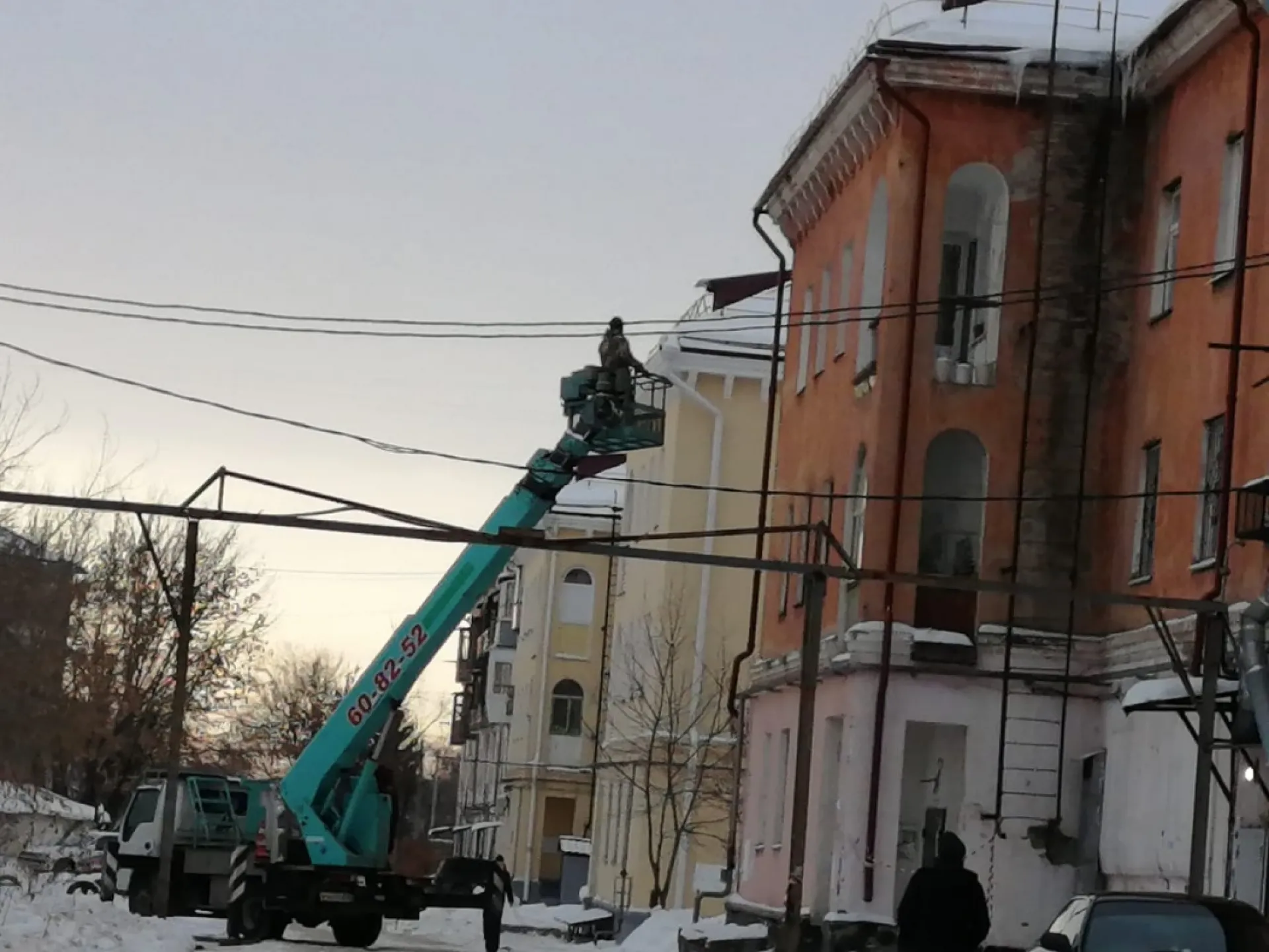 В Барнауле продолжаются работы по уборке льда и снега В Барнауле продолжаются работы по уборке льда и снега