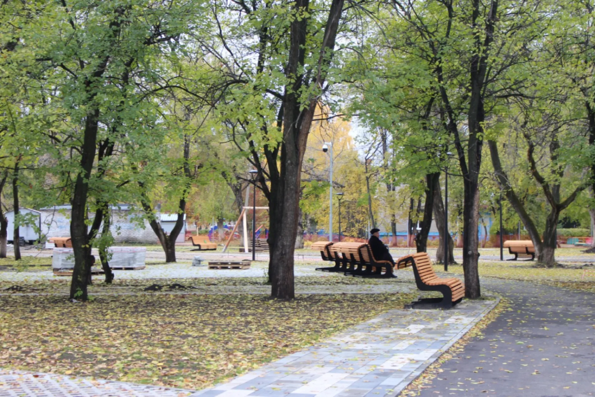 В барнаульском посёлке Южном завершают благоустройство аллеи В барнаульском посёлке Южном завершают благоустройство аллеи