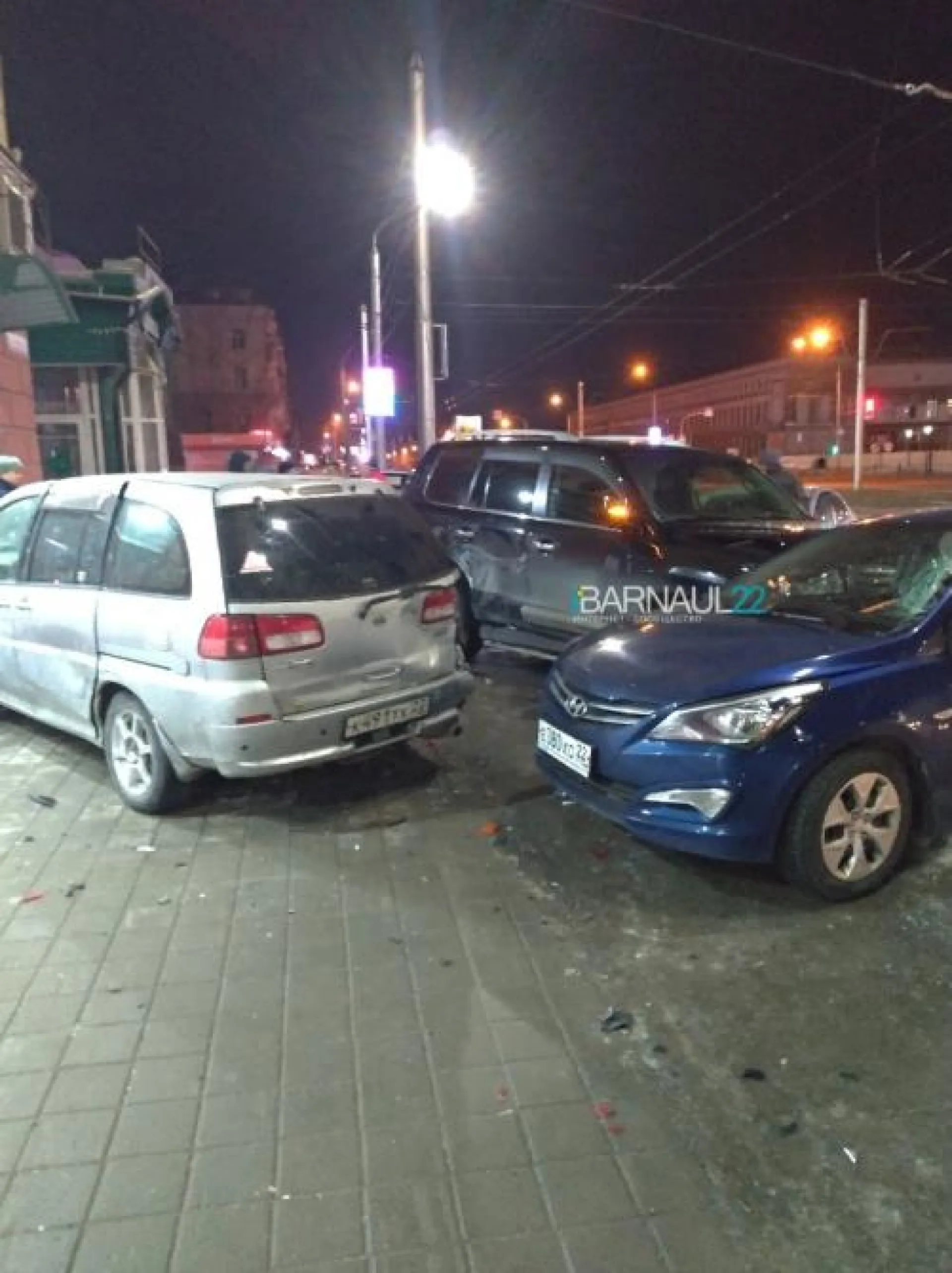 Автомобиль протаранил здание в центре Барнаула 