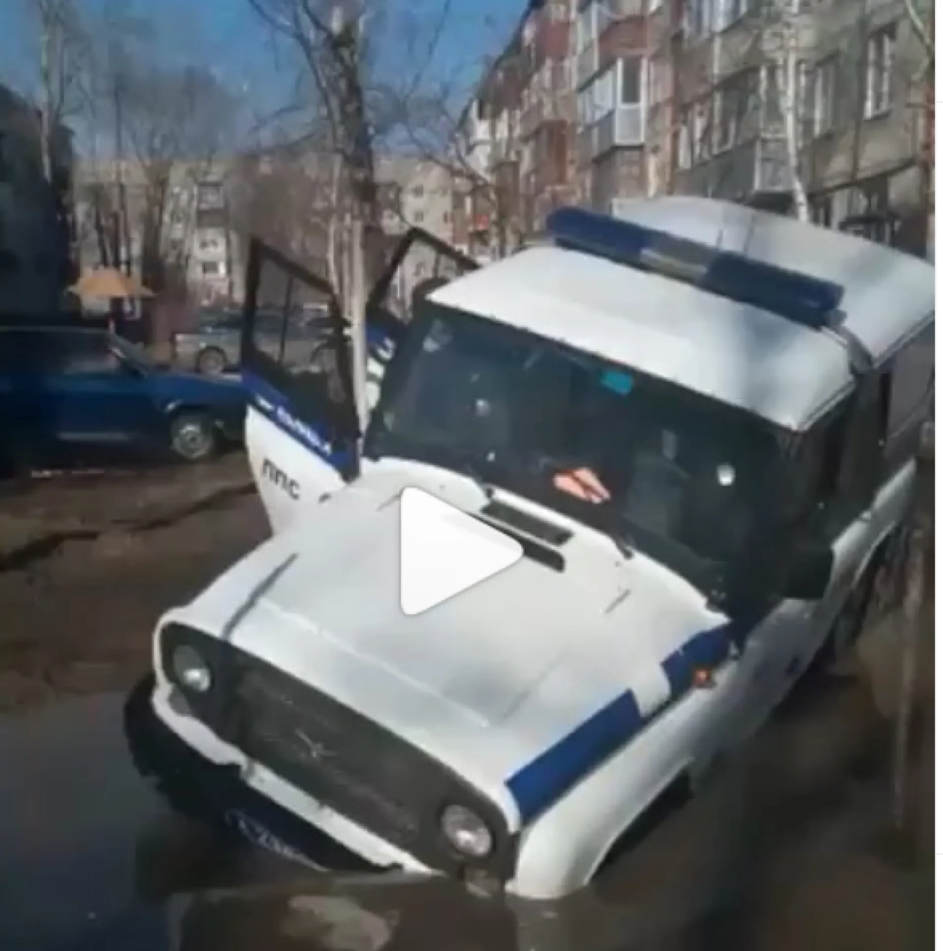 Автомобиль ППС провалился в огромную дыру на дороге в одном из дворов Рубцовска Автомобиль ППС провалился в огромную дыру на дороге в одном из дворов Рубцовска
