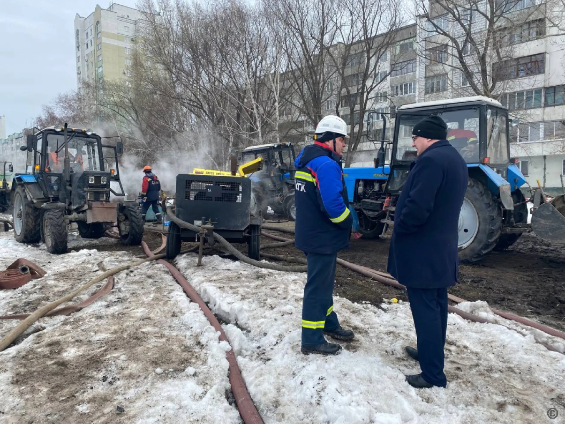 Повреждение тепловой сети устраняют в Барнауле Повреждение тепловой сети устраняют в Барнауле