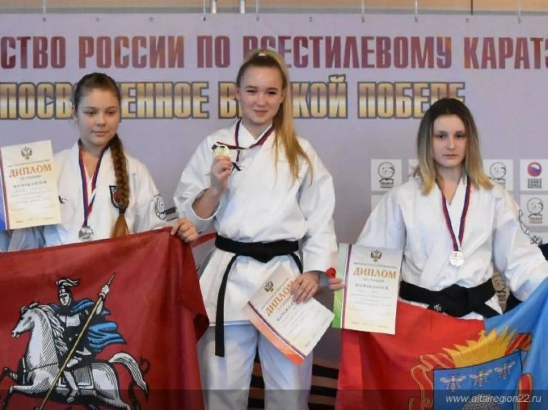 Алтайские спортсмены завоевали четыре медали на первенстве России по всестилевому карате Алтайские спортсмены завоевали четыре медали на первенстве России по всестилевому карате