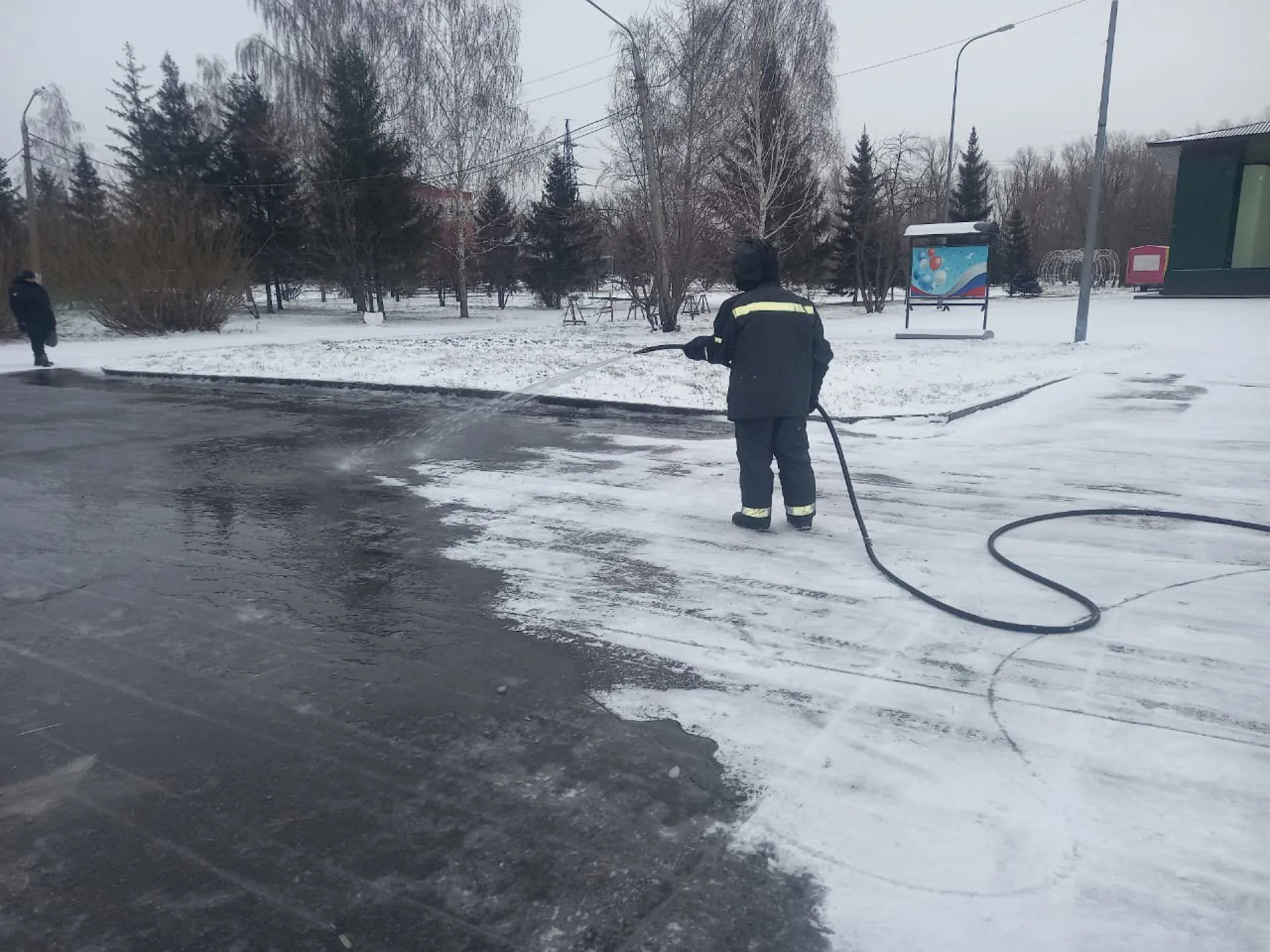 В Центральном парке Барнаула начали заливать каток В Центральном парке Барнаула начали заливать каток