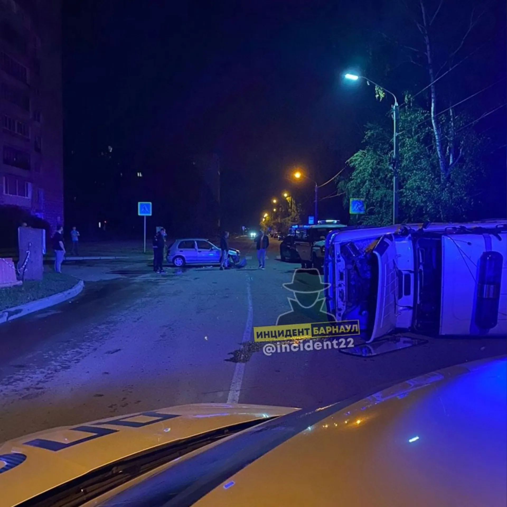Полицейский уазик перевернулся набок в Барнауле Полицейский уазик перевернулся набок в Барнауле