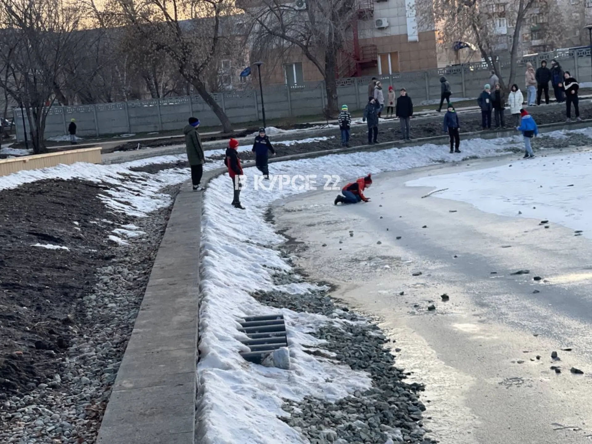 Ходят по тонкому льду. Барнаульцы переживают за подростков, гуляющих по замёрзшему пруду в парке «Изумрудный» Ходят по тонкому льду. Барнаульцы переживают за подростков, гуляющих по замёрзшему пруду в парке «Изумрудный»