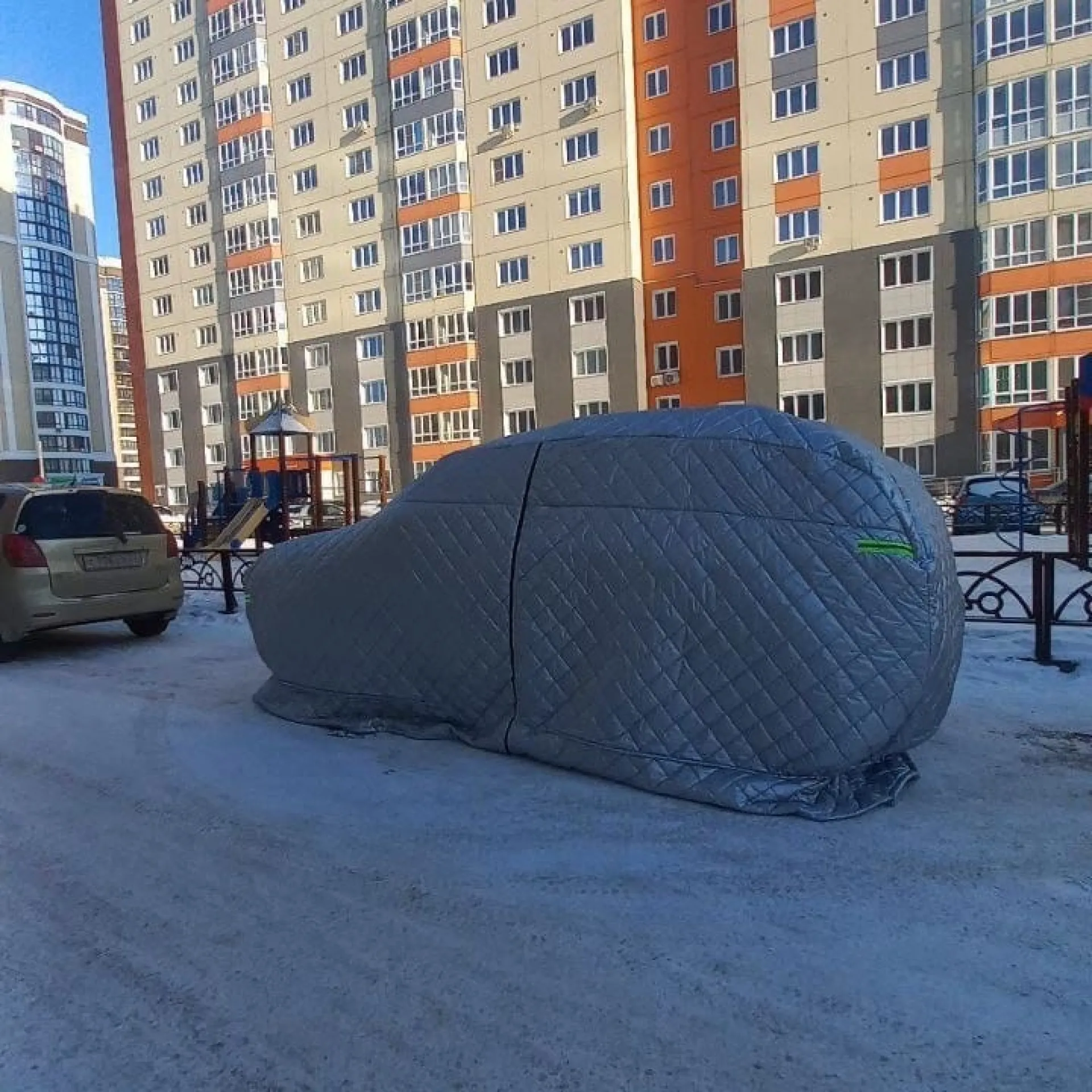 Автомобиль в утепленной «шубке» заметили барнаульцы Автомобиль в утепленной «шубке» заметили барнаульцы