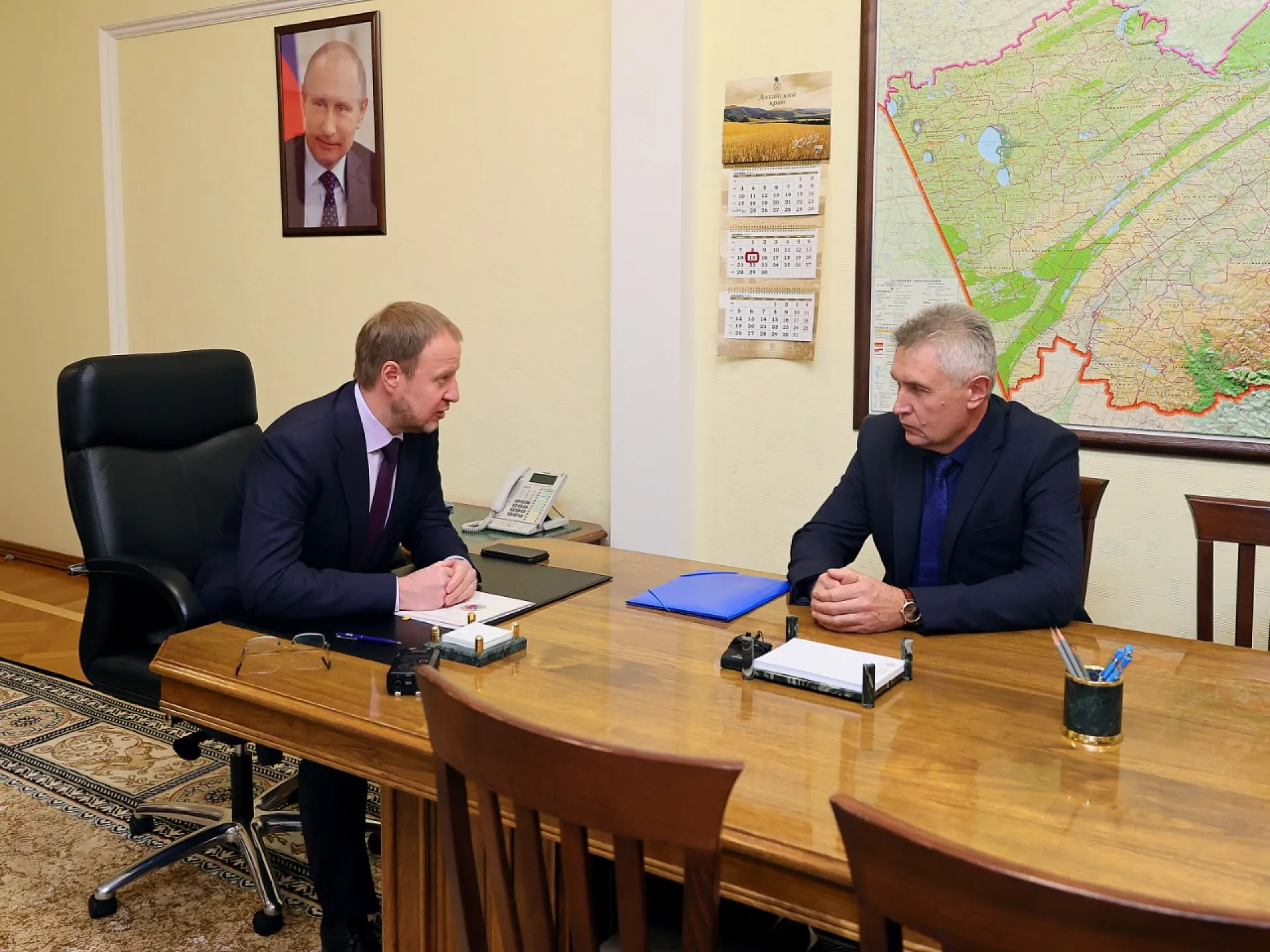 Губернатор Алтайского края Виктор Томенко провел рабочую встречу с главой Мамонтовского района Сергеем Волчковым Губернатор Алтайского края Виктор Томенко провел рабочую встречу с главой Мамонтовского района Сергеем Волчковым