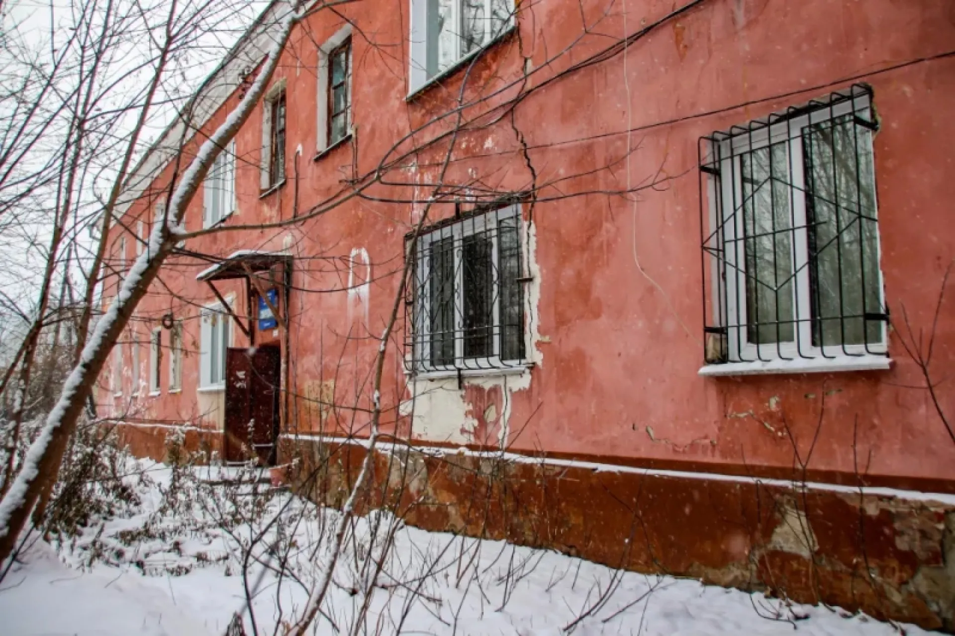 В Барнауле Следственный комитет организовал проверку после сообщений о трещине в аварийном доме В Барнауле Следственный комитет организовал проверку после сообщений о трещине в аварийном доме