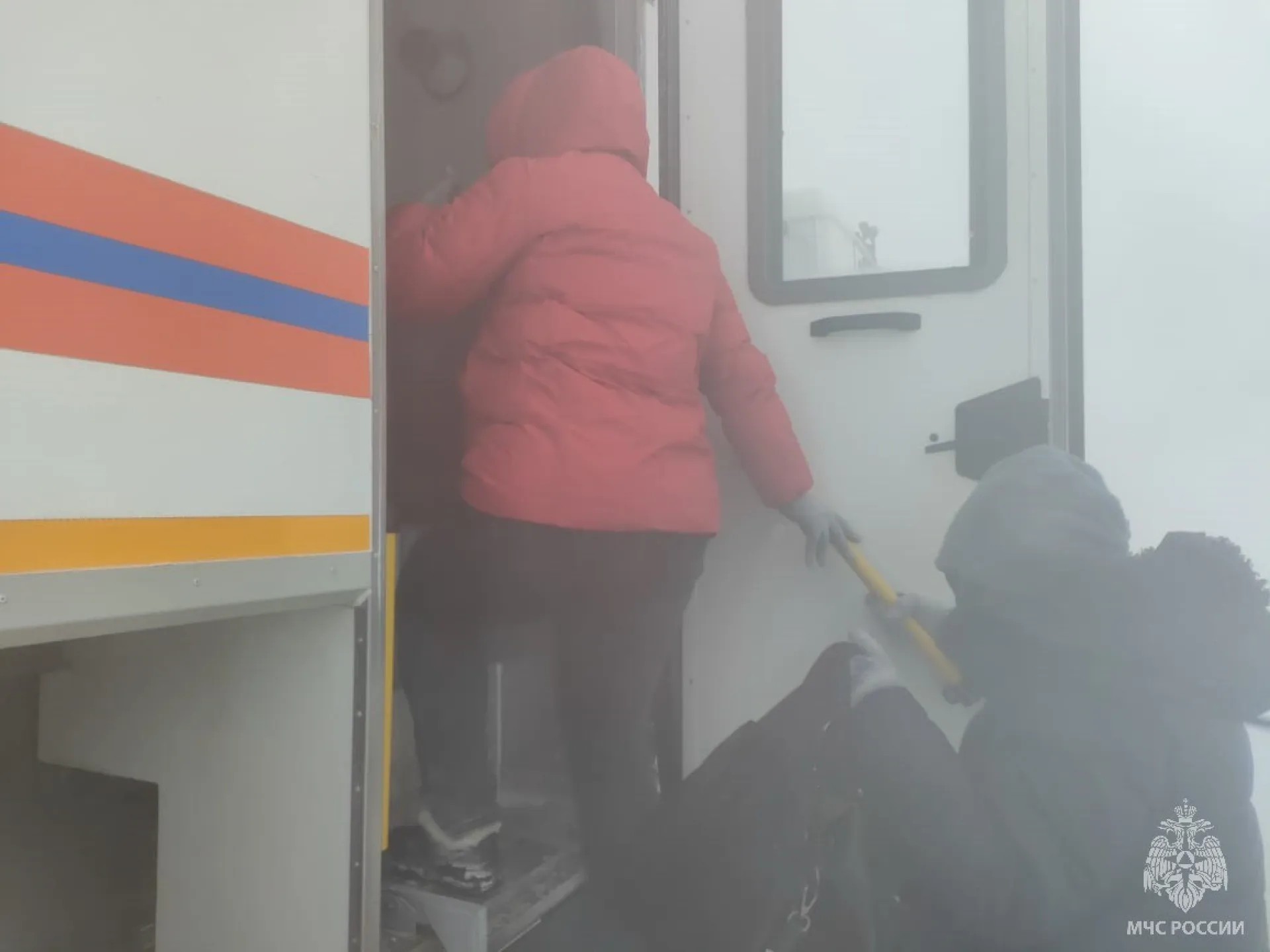 Спасатели помогли жителям Алтайского края, чьи автомобили застряли на трассе Спасатели помогли жителям Алтайского края, чьи автомобили застряли на трассе