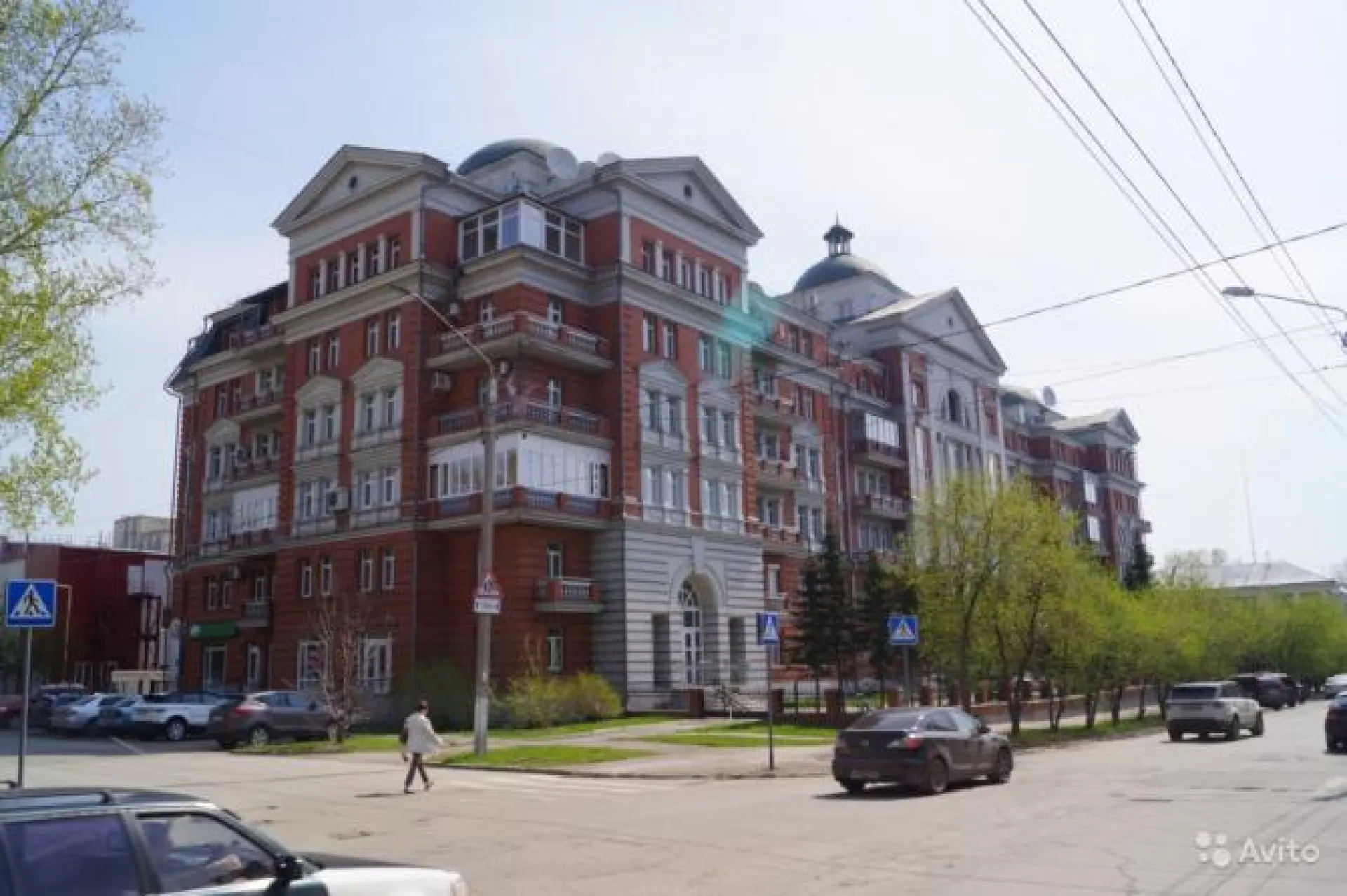 Трёхэтажную элитную квартиру продают в центре Барнаула
