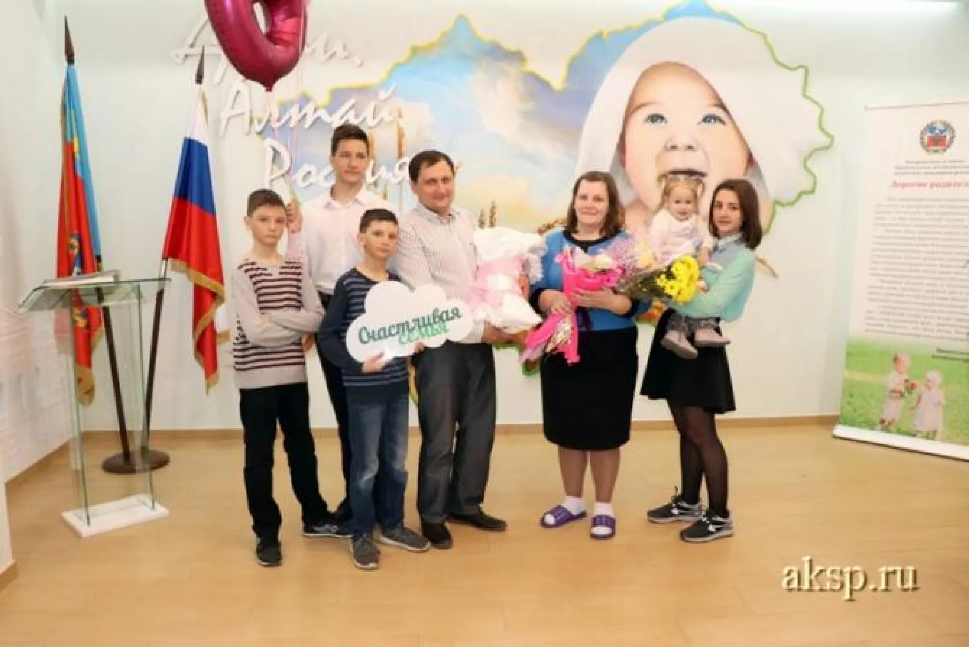 Победительница эстафеты «Согрей теплом родительского сердца» родила шестого ребёнка в Алтайском крае Победительница эстафеты «Согрей теплом родительского сердца» родила шестого ребёнка в Алтайском крае