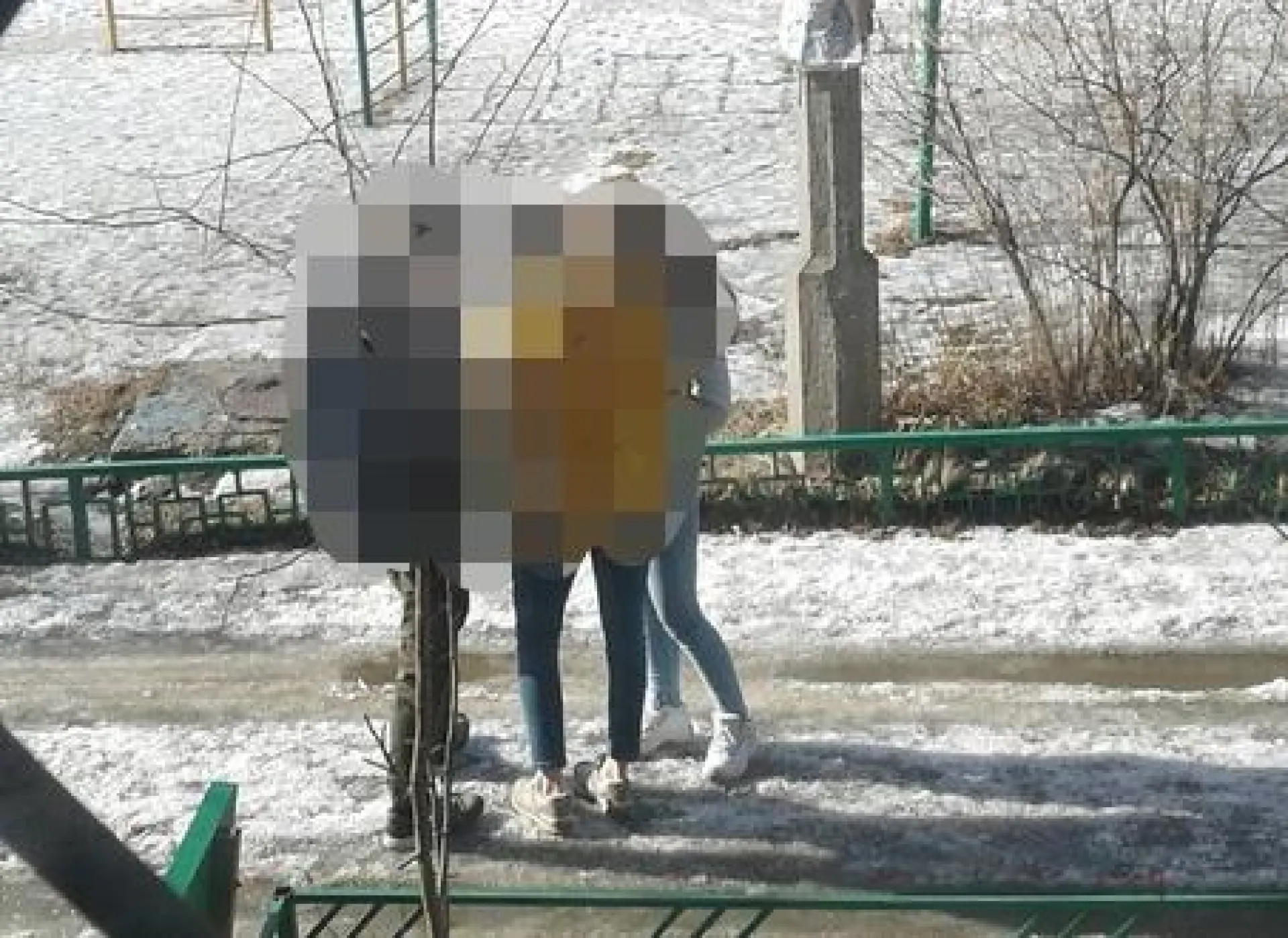 Жители Бийска помешали наркоманам передать закладки подросткам