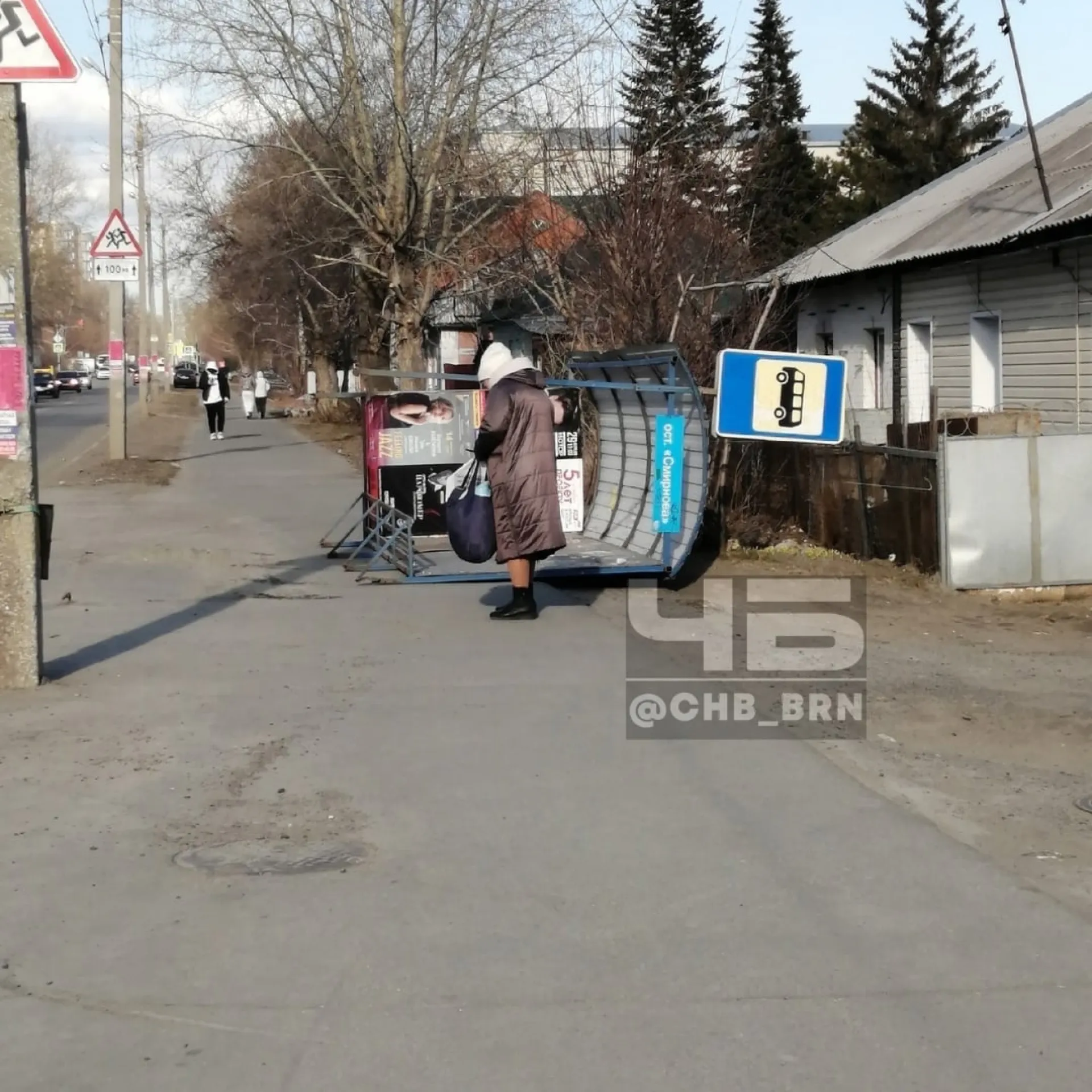 Автобусная остановка перевернулась в Барнауле Автобусная остановка перевернулась в Барнауле