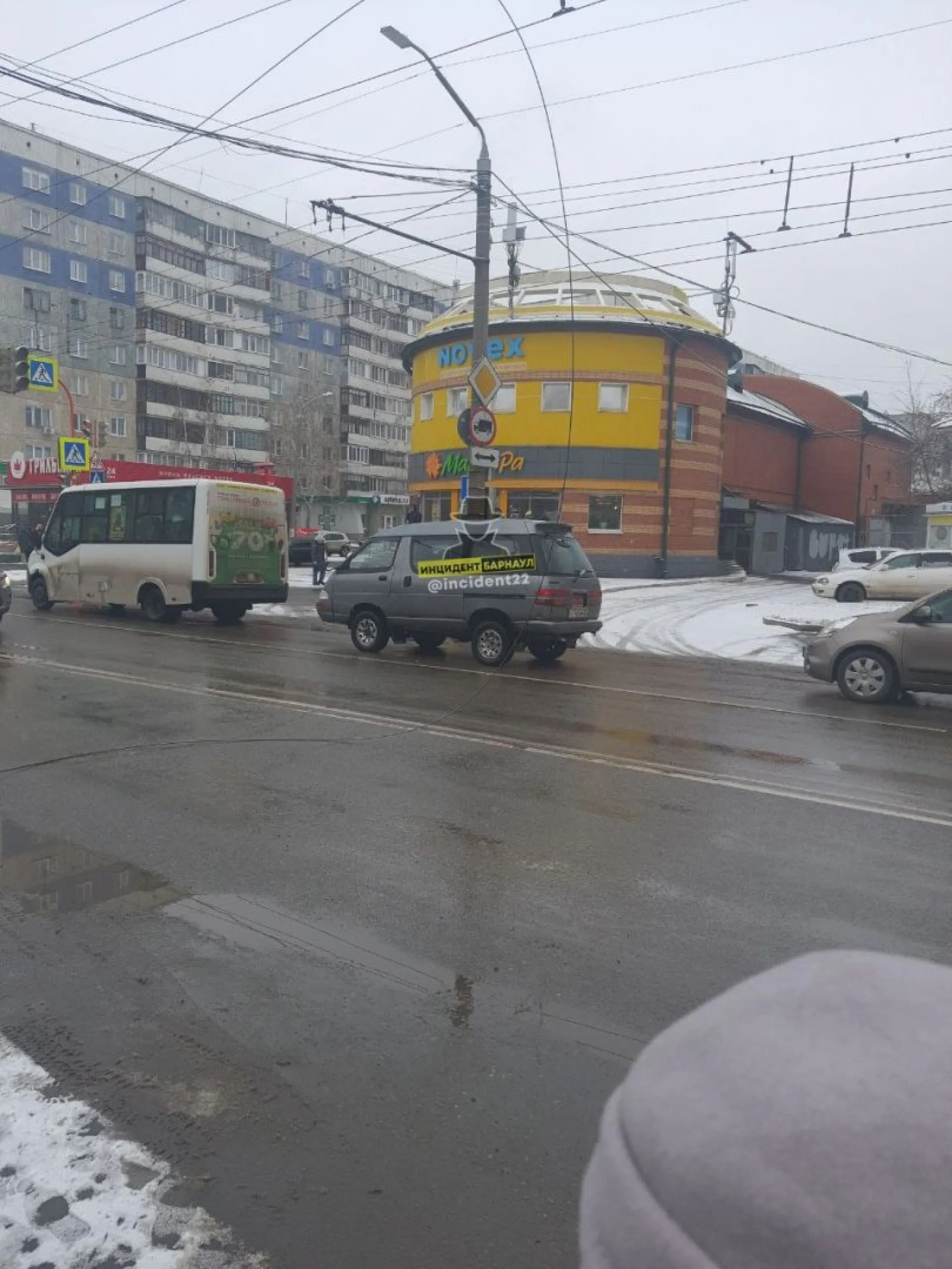 В Барнауле оборвался провод на остановке «Дом пионеров» В Барнауле оборвался провод на остановке «Дом пионеров»