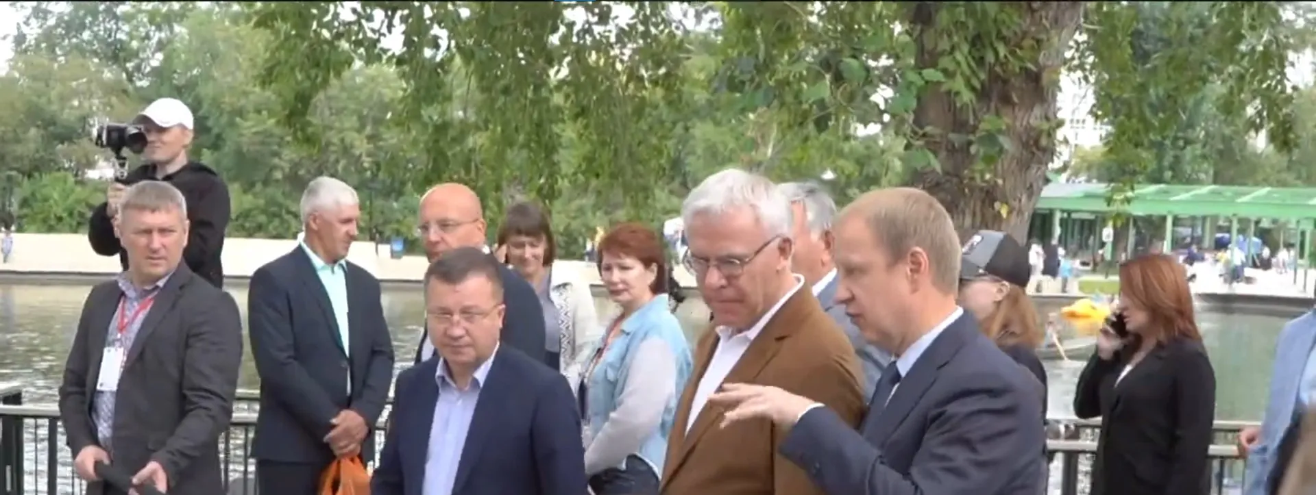 Виктор Томенко и депутат Госдумы Вячеслав Фетисов посетили фестиваль «Алтайские бренды» в Барнауле Виктор Томенко и депутат Госдумы Вячеслав Фетисов посетили фестиваль «Алтайские бренды» в Барнауле